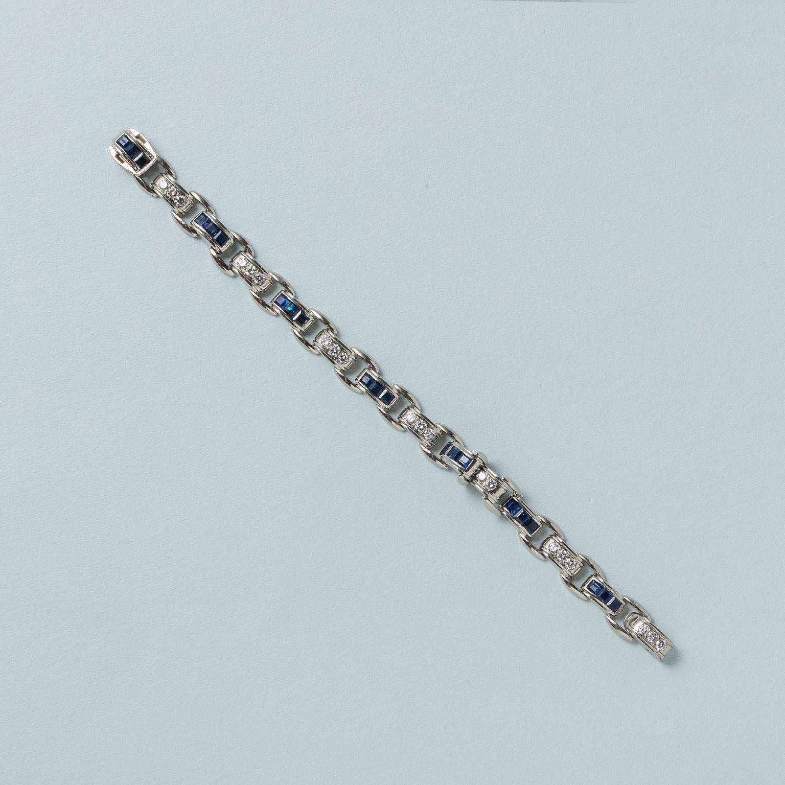 Ein Art-Deco-Armband aus Platin mit flachen Platingliedern, die mit 14 halbrunden Gliedern verbunden sind, die abwechselnd mit drei Saphiren (insgesamt 21 Saphire mit einem Gewicht von ca. 4,41 ct) und drei Diamanten besetzt sind.  (21 Diamanten mit