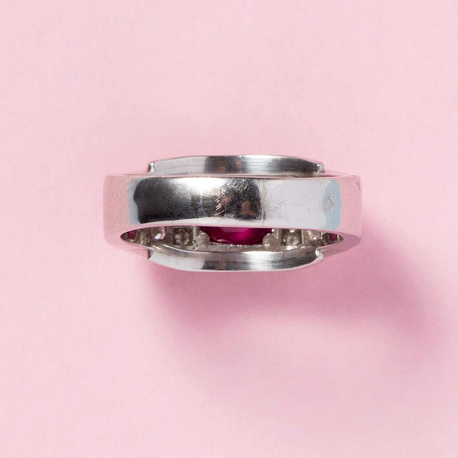 A Platinum Art Deco Ring Set with Diamonds and An Oval Facetted Burma Ruby In Good Condition For Sale In Amsterdam, NL