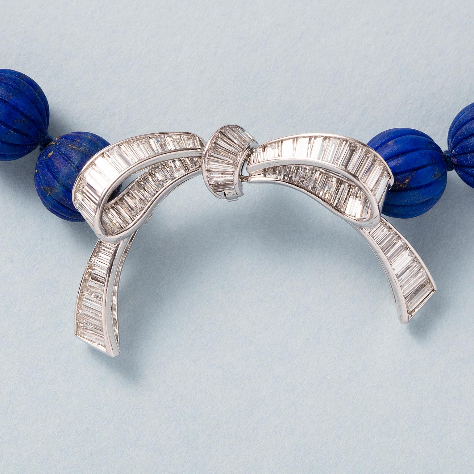 Taglio baguette Un fiocco di platino con diamanti su una collana di perle di lapis in vendita