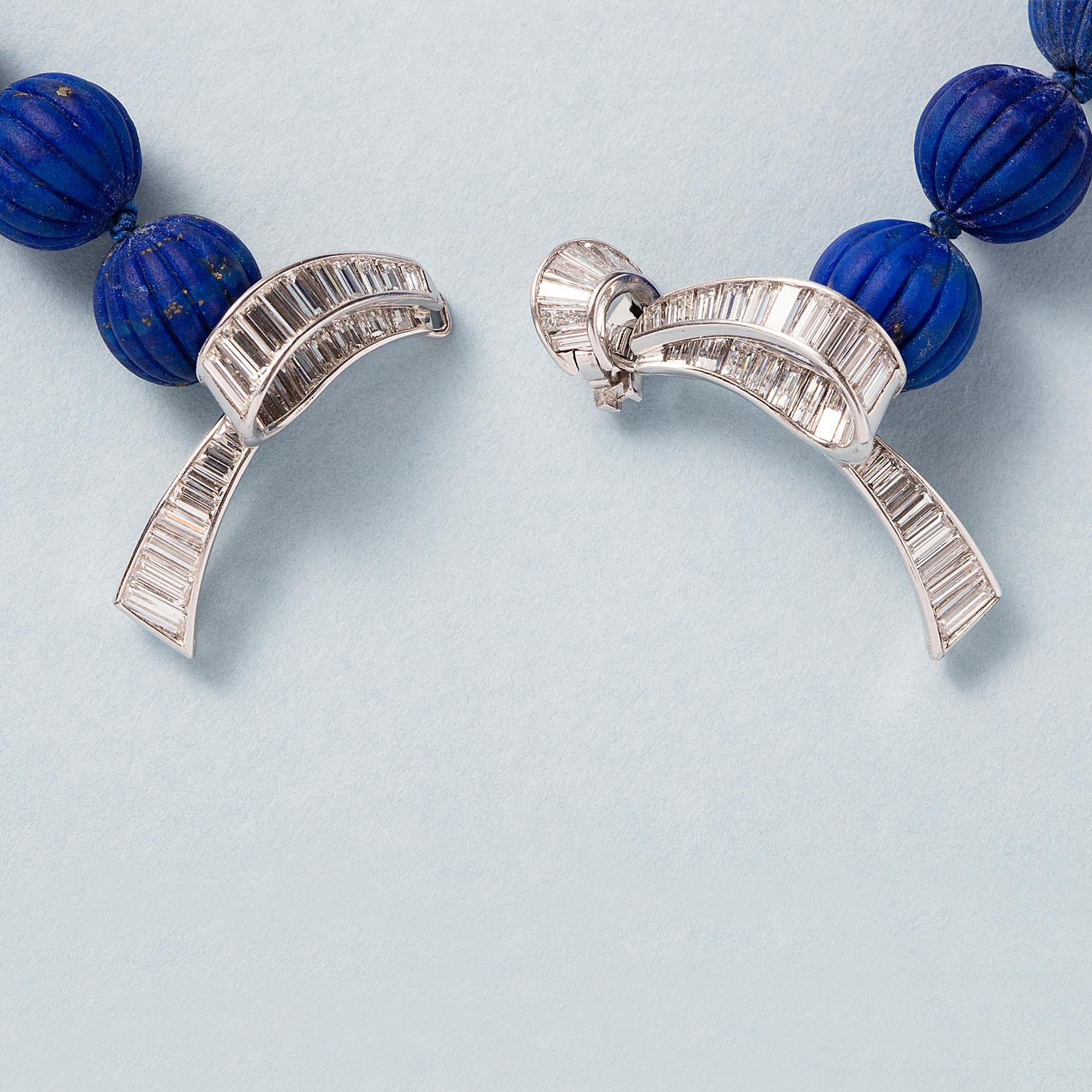 Un fiocco di platino con diamanti su una collana di perle di lapis In condizioni buone in vendita a Amsterdam, NL