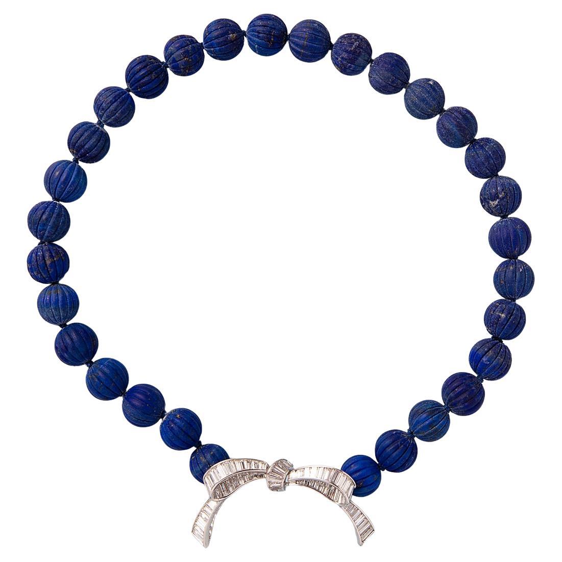 Un fiocco di platino con diamanti su una collana di perle di lapis in vendita