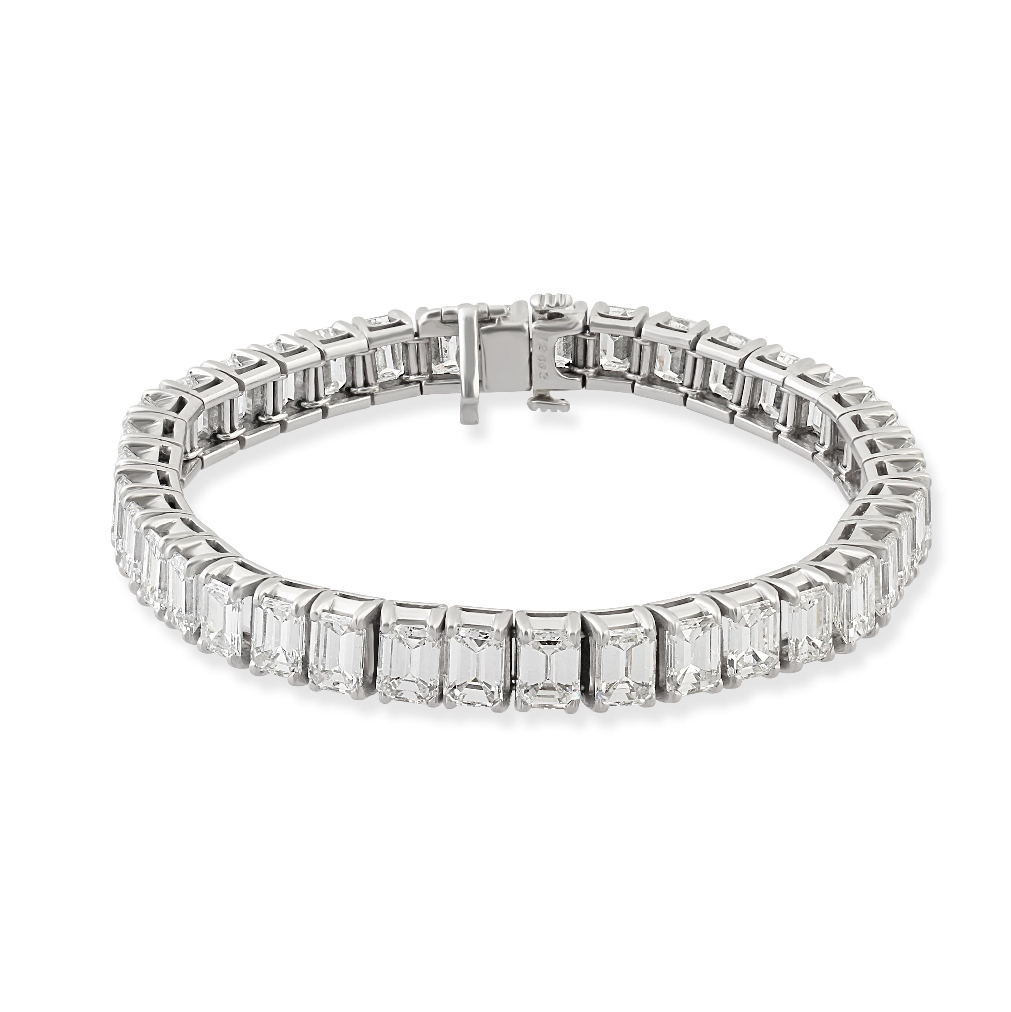 A Platinum & Diamond Line Bracelet  In Good Condition For Sale In London, GB