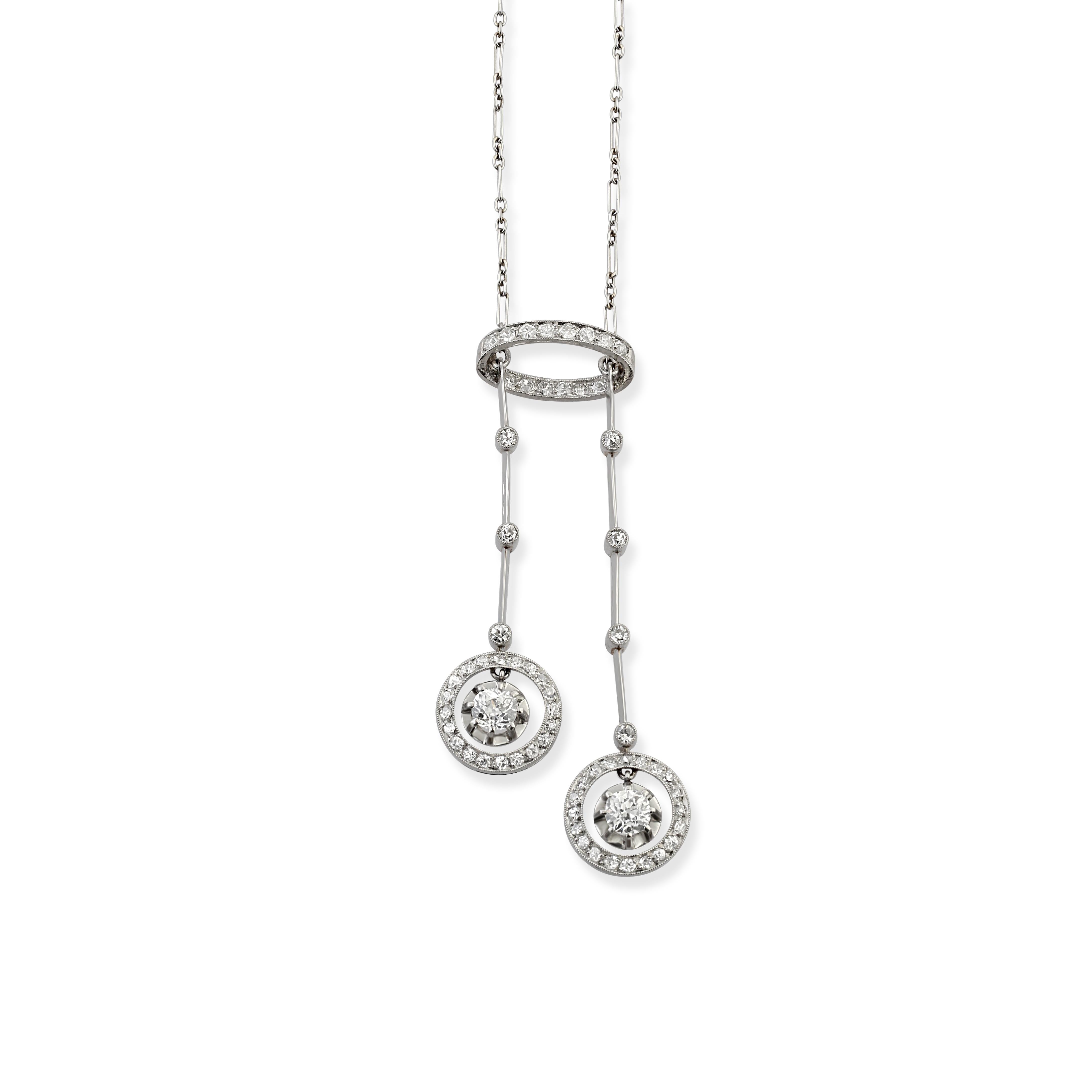 Ein Negligé-Halsband aus Platin und Diamanten. Ein zartes Design mit zwei Diamanttropfen von ca. 0,30 Karat. Herkunft = Französisch. Ca. 1910er Jahre.
