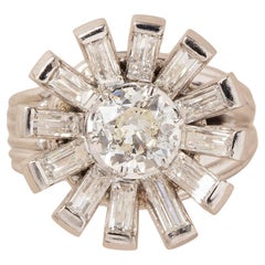 Un anillo flor de platino con diamantes
