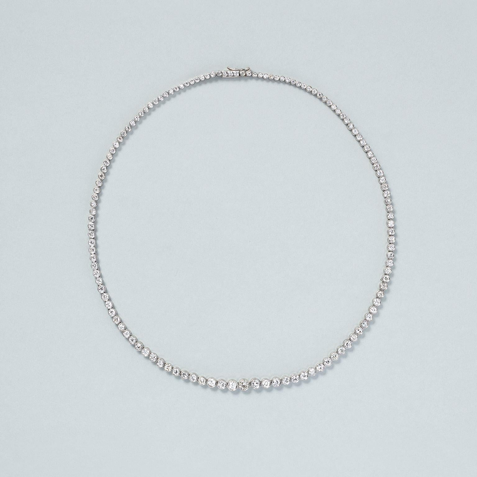 A platinum necklace with brilliant cut diamonds (app. 9 ct, F-G, Vs-Si) set in a bezel setting, gradually increasing in size to the middle.

weight: 33.05 g
length: 43 cm
width: 2 - 5 mm