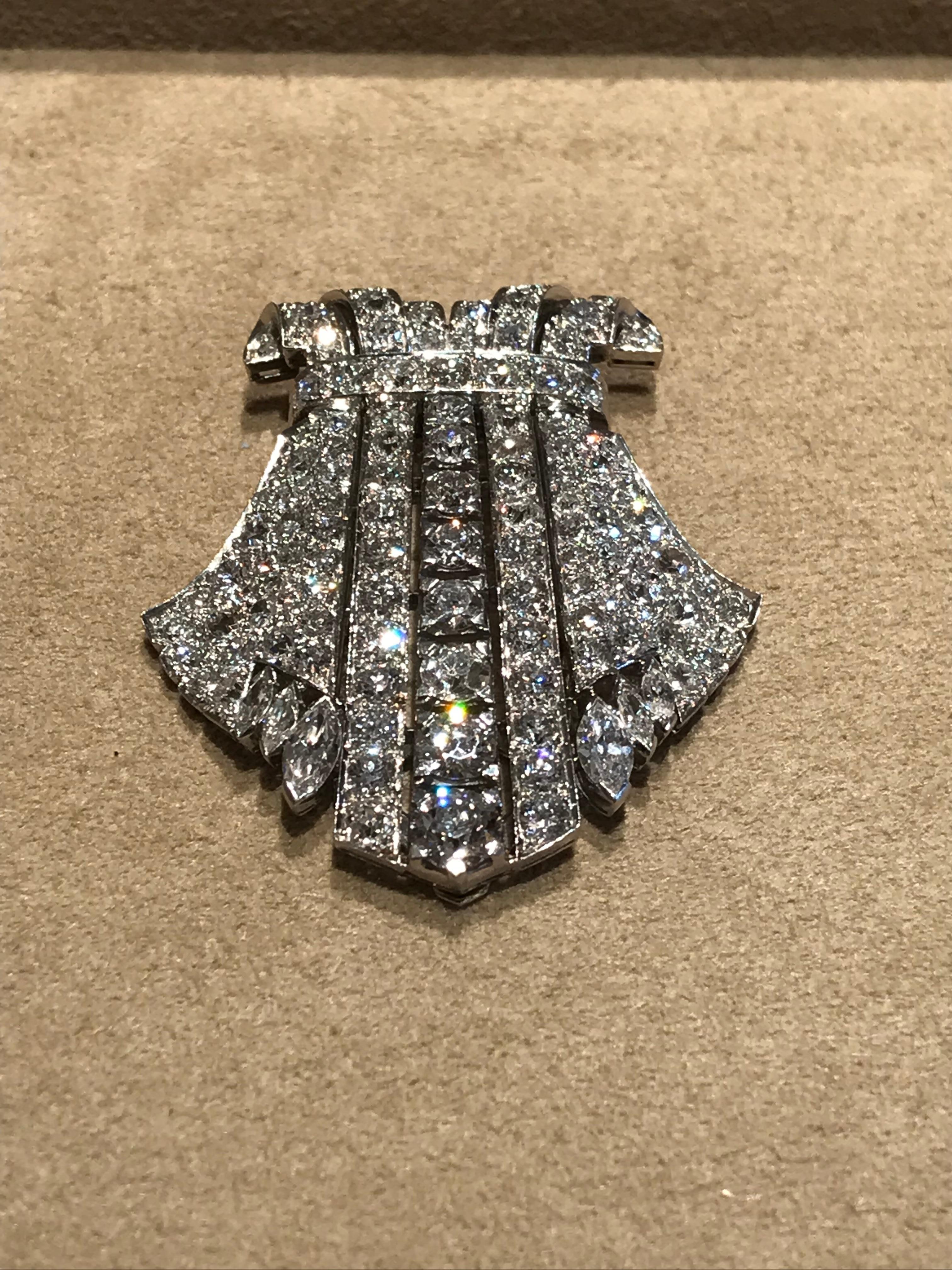A stunning pair of antique brooch, art deco style from 20's.
covered by a beautiful set of brilliant and diamonds.