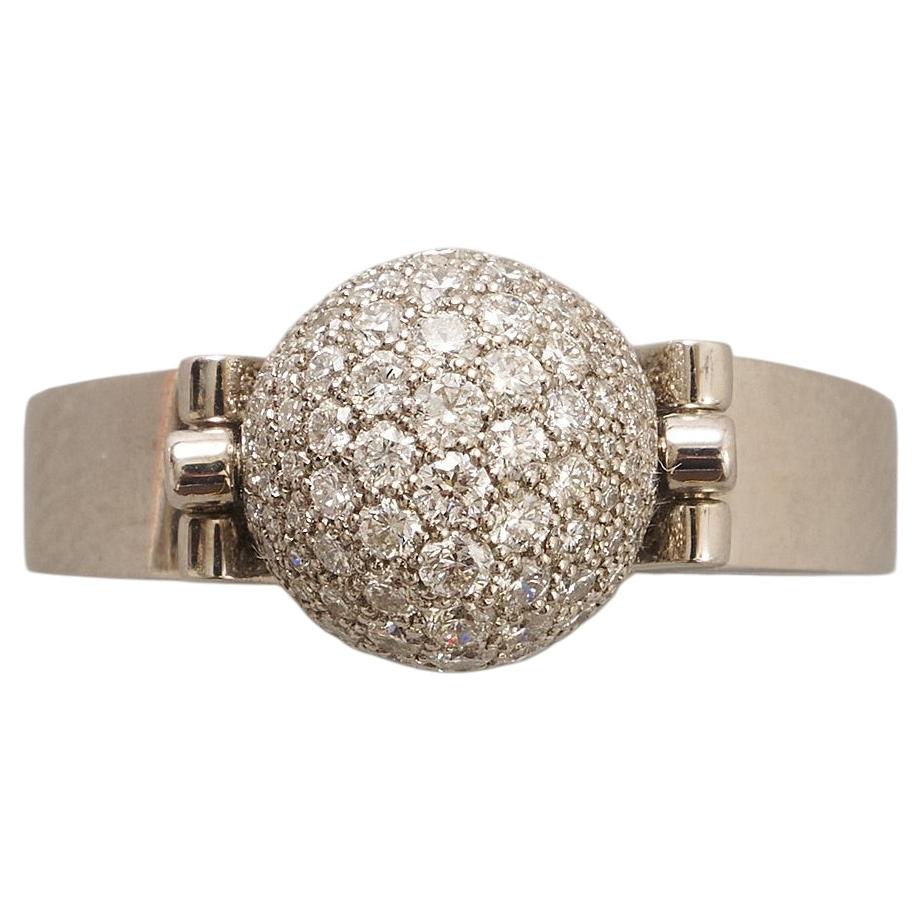 Ein Platinring mit einer Kugel, die mit Diamanten im Pavé-Stil besetzt ist