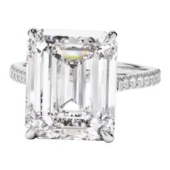 Anillo de platino con un diamante natural talla esmeralda de 11,09 quilates engastado en el centro