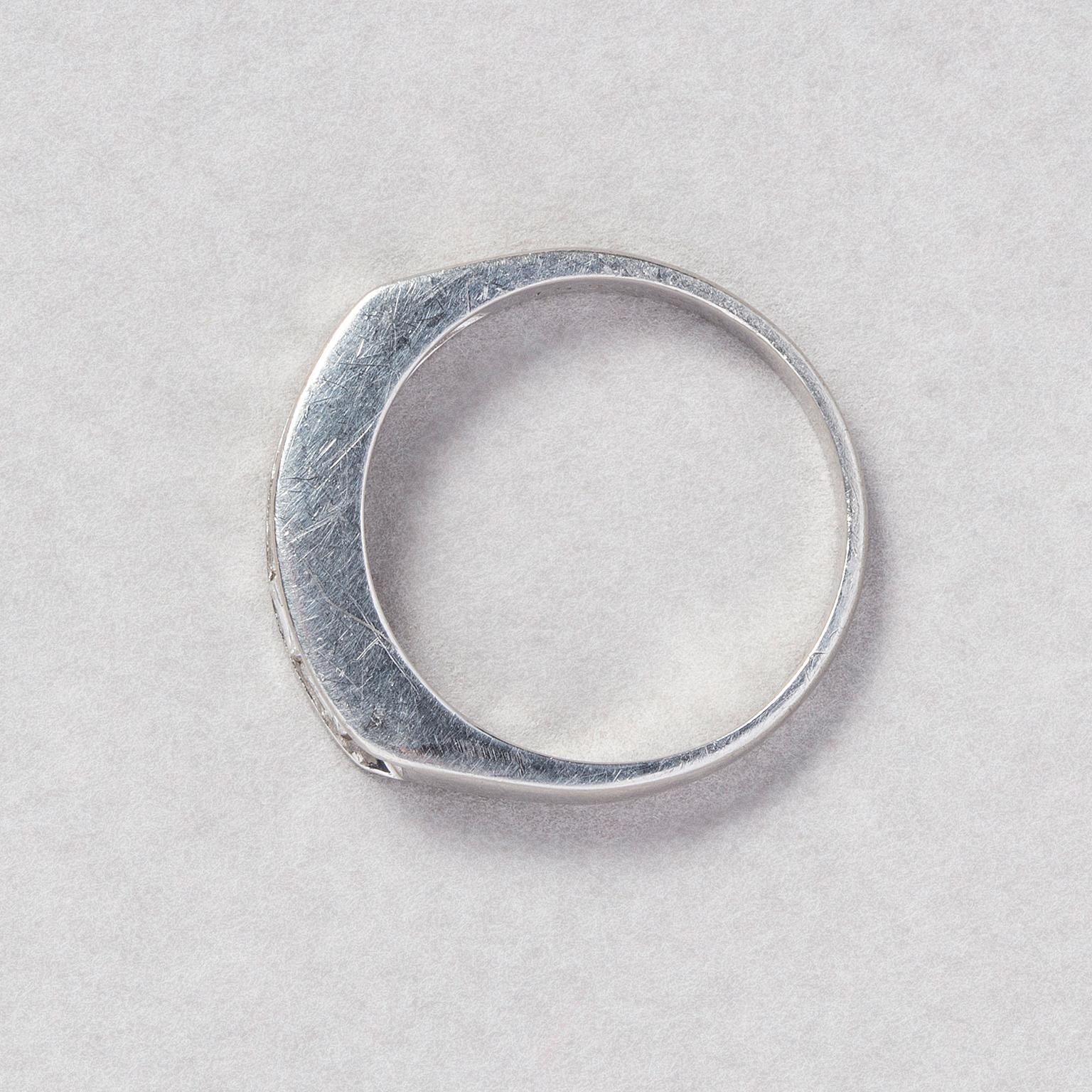 A Platinum Ring with Five Square Cut Diamonds In Good Condition For Sale In Amsterdam, NL