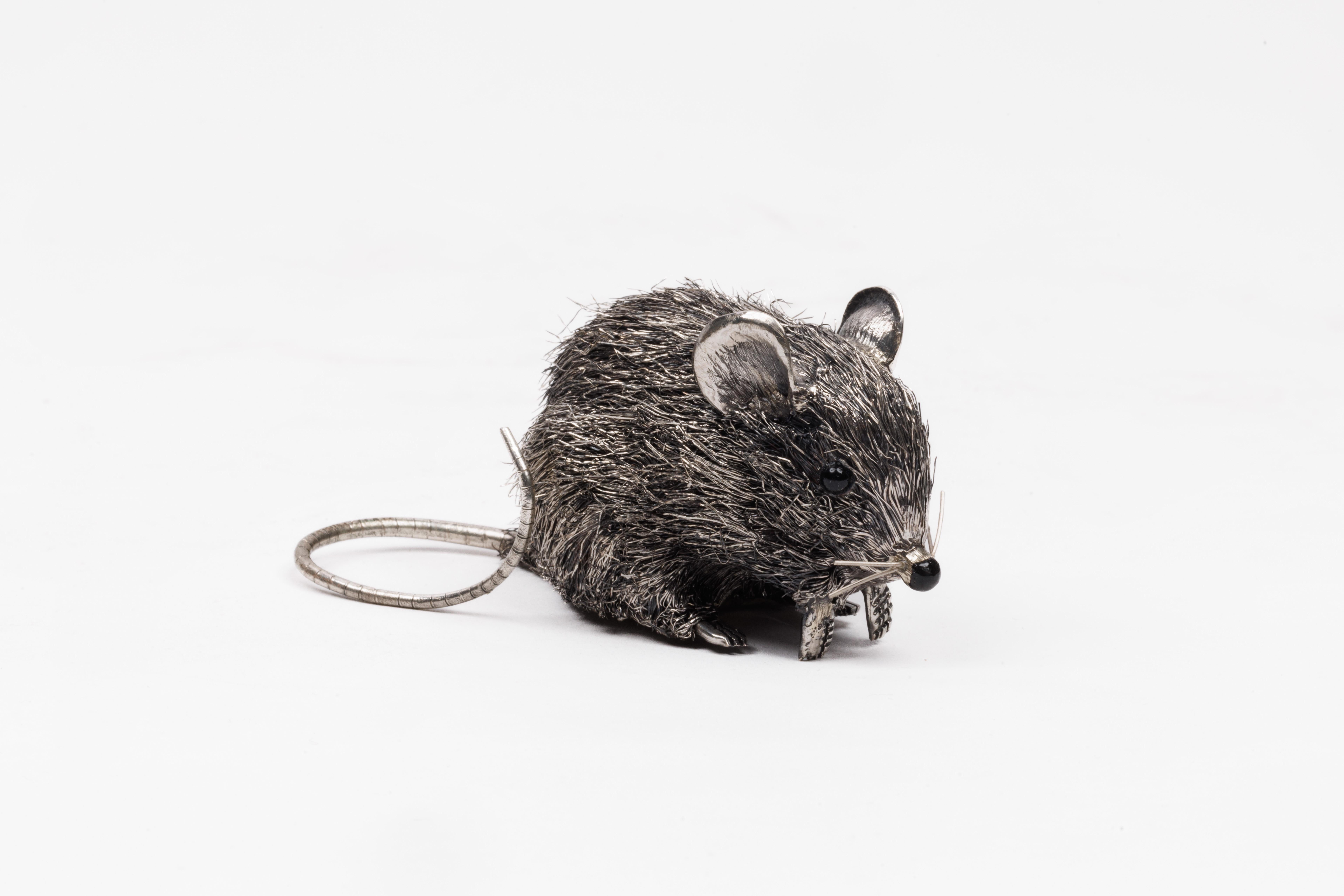 Une famille ludique de quatre adorables souris en argent sterling par Mario Buccellati

Voici une charmante famille de quatre souris à fourrure en argent sterling, créée par le célèbre joaillier italien Buccellati. Cette charmante parure est une