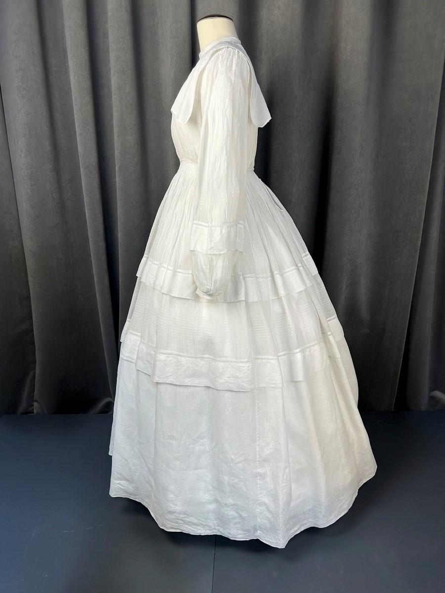 A pleated Cotton Gauze Crinoline Walking Day Dress - French Circa 1855 For Sale 6