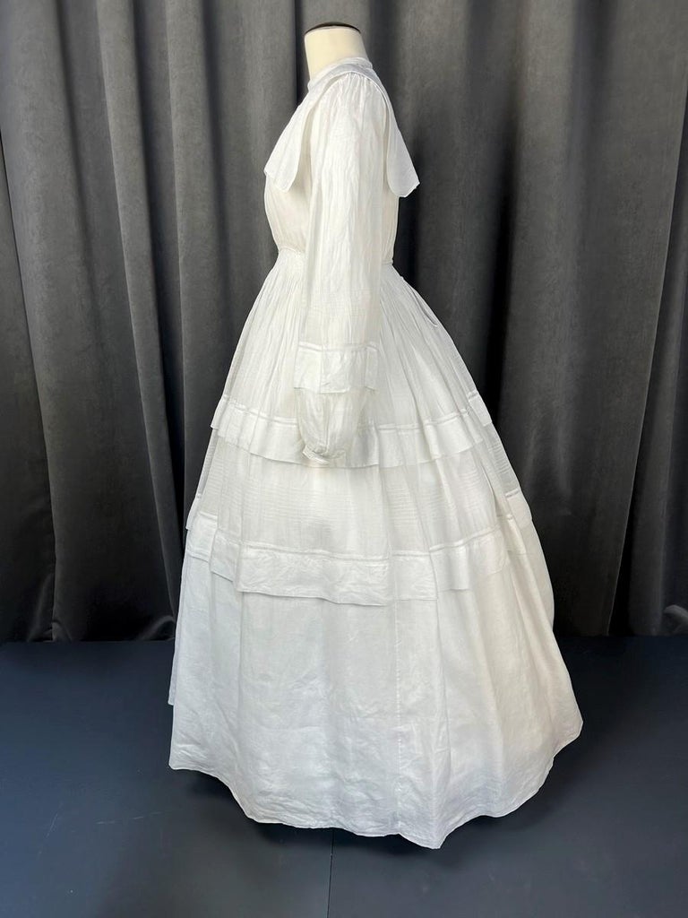 A pleated Cotton Gauze Crinoline Walking Day Dress - French Circa 1855 For  Sale at 1stDibs