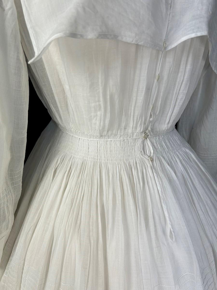 A pleated Cotton Gauze Crinoline Walking Day Dress - French Circa 1855 For Sale 7