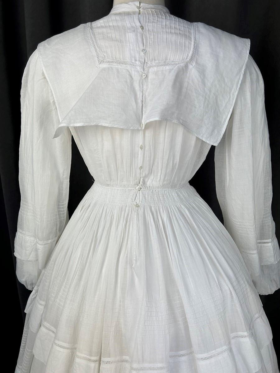 A pleated Muslin Cotton Crinoline Walking Day Dress - French Circa 1855 For Sale 7