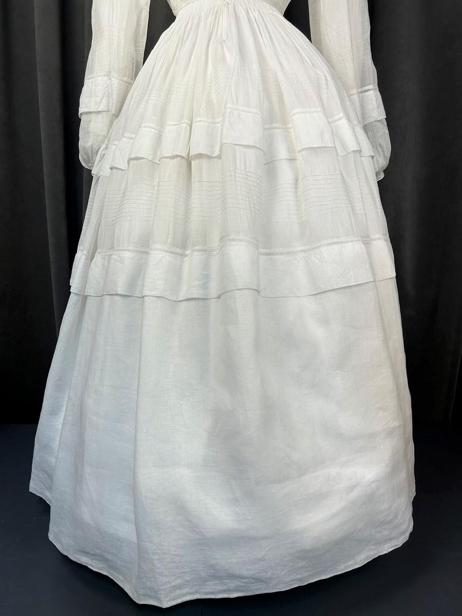 A pleated Muslin Cotton Crinoline Walking Day Dress - French Circa 1855 For Sale 8