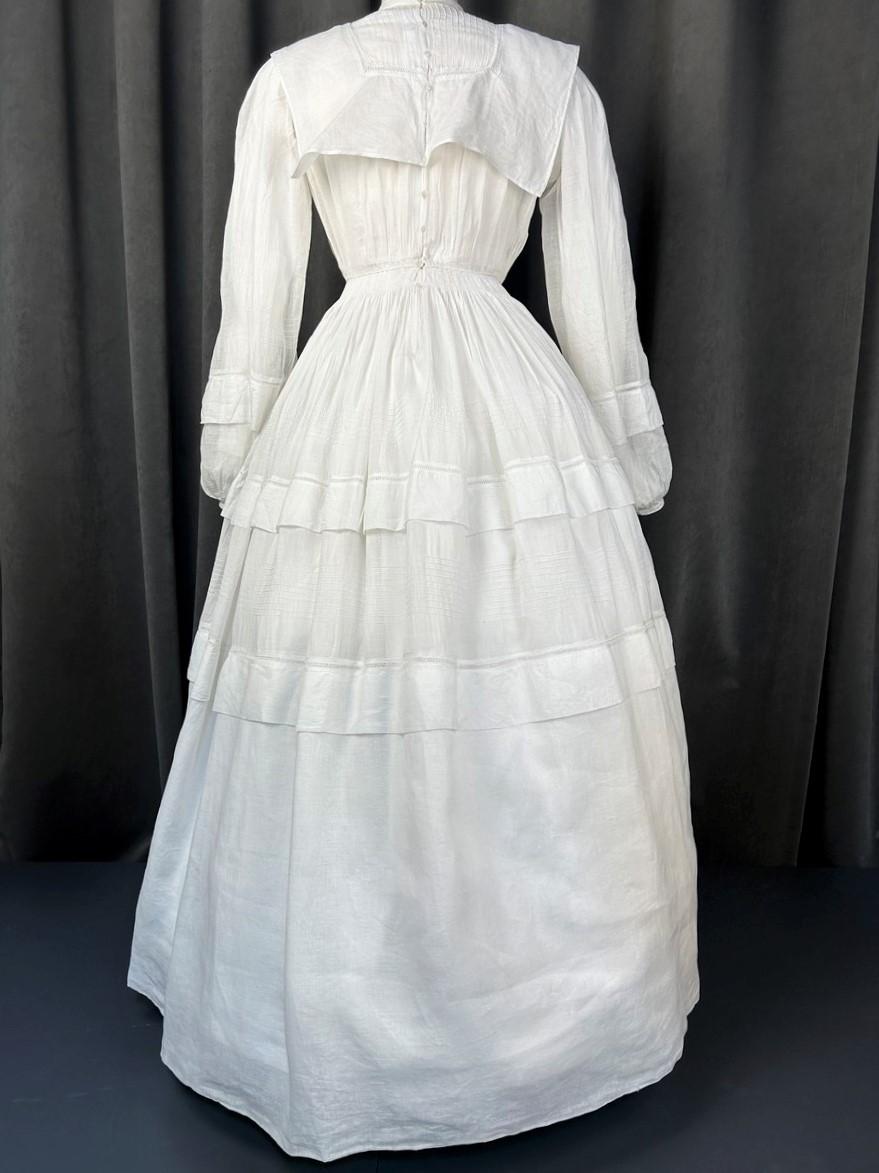 A pleated Cotton Gauze Crinoline Walking Day Dress - French Circa 1855 For Sale 10