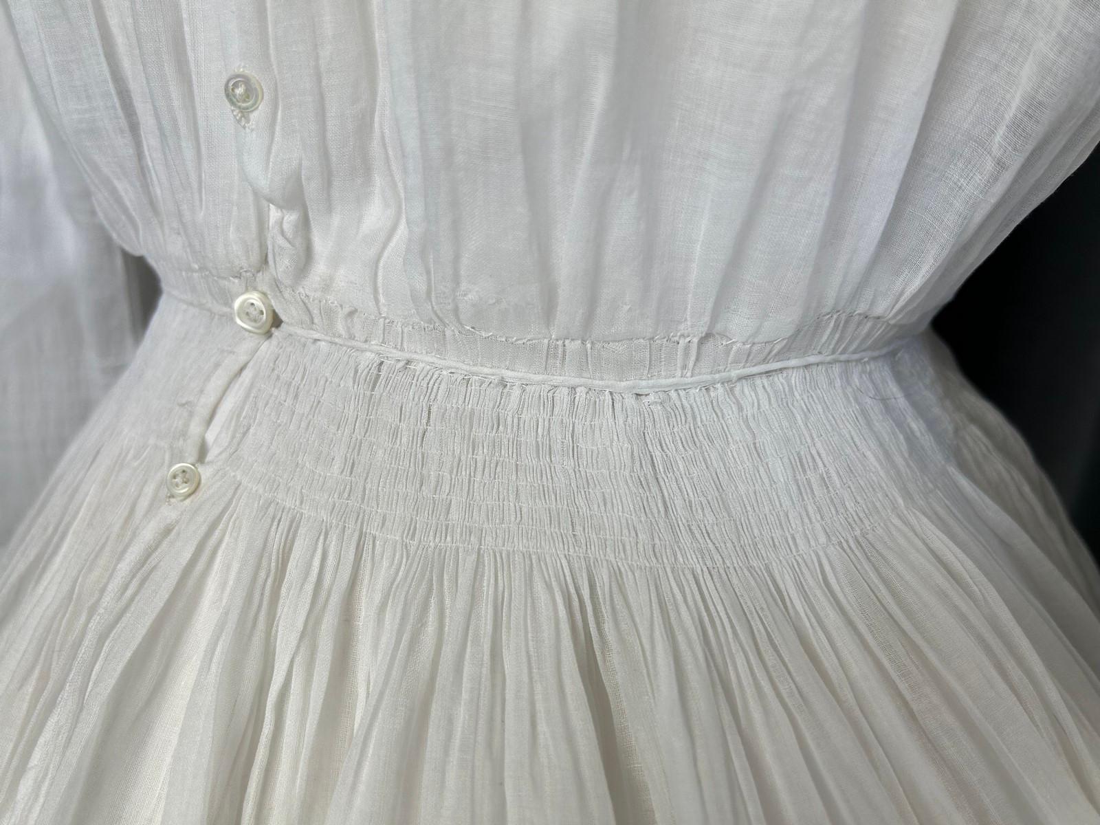 A pleated Cotton Gauze Crinoline Walking Day Dress - French Circa 1855 For Sale 11