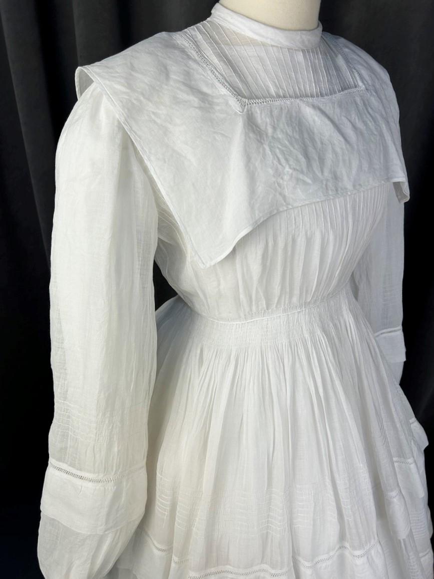 A pleated Cotton Gauze Crinoline Walking Day Dress - French Circa 1855 For Sale 12