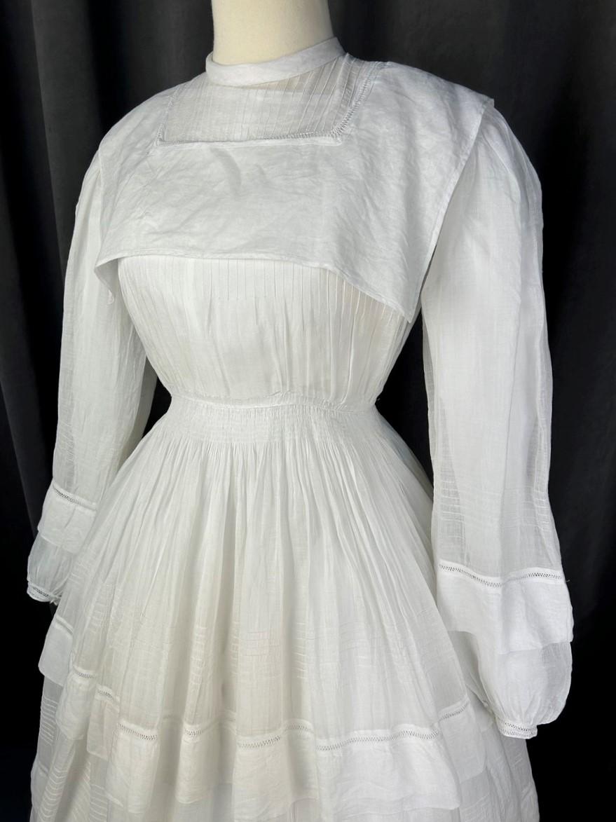 A pleated Cotton Gauze Crinoline Walking Day Dress - French Circa 1855 In Good Condition For Sale In Toulon, FR