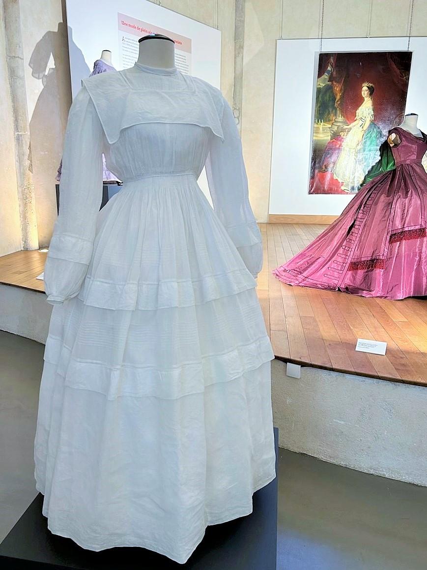 Women's A pleated Cotton Gauze Crinoline Walking Day Dress - French Circa 1855 For Sale