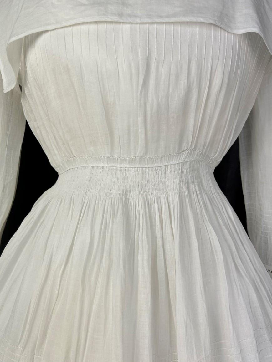 A pleated Muslin Cotton Crinoline Walking Day Dress - French Circa 1855 For Sale 2