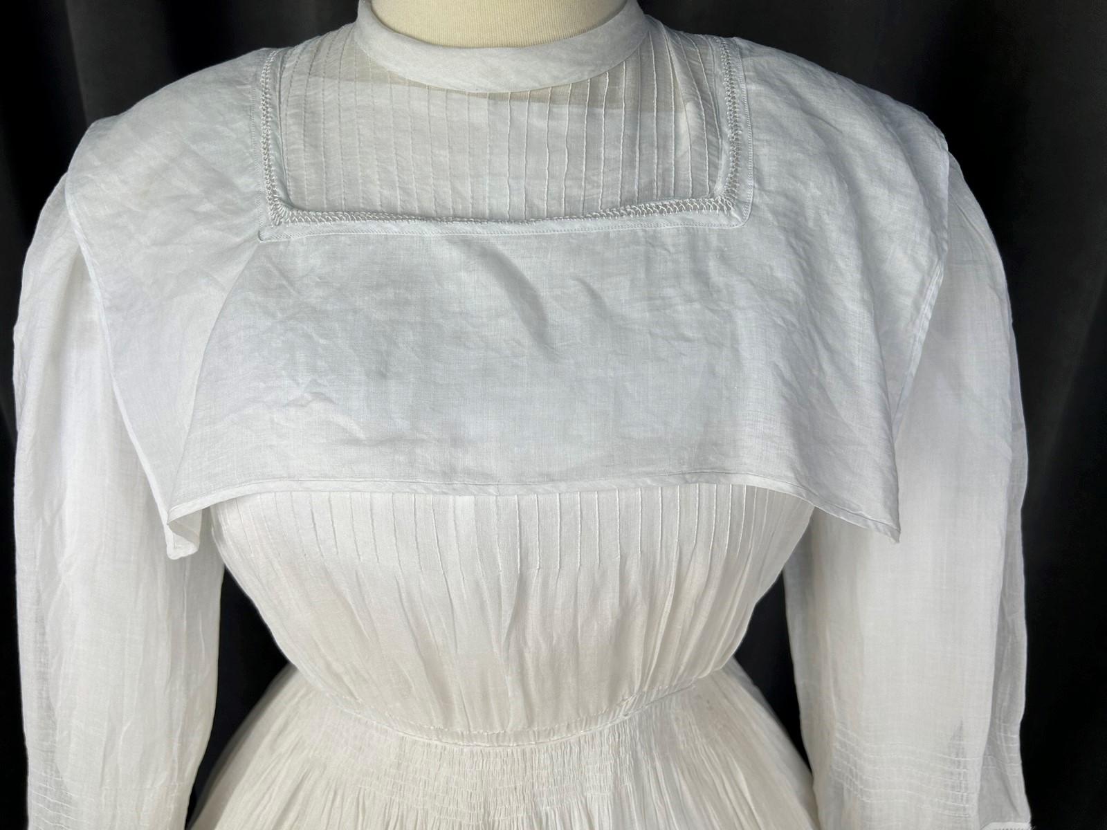 A pleated Cotton Gauze Crinoline Walking Day Dress - French Circa 1855 For Sale 4