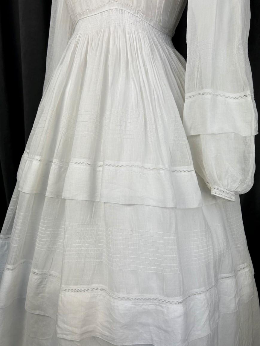 A pleated Muslin Cotton Crinoline Walking Day Dress - French Circa 1855 For Sale 4