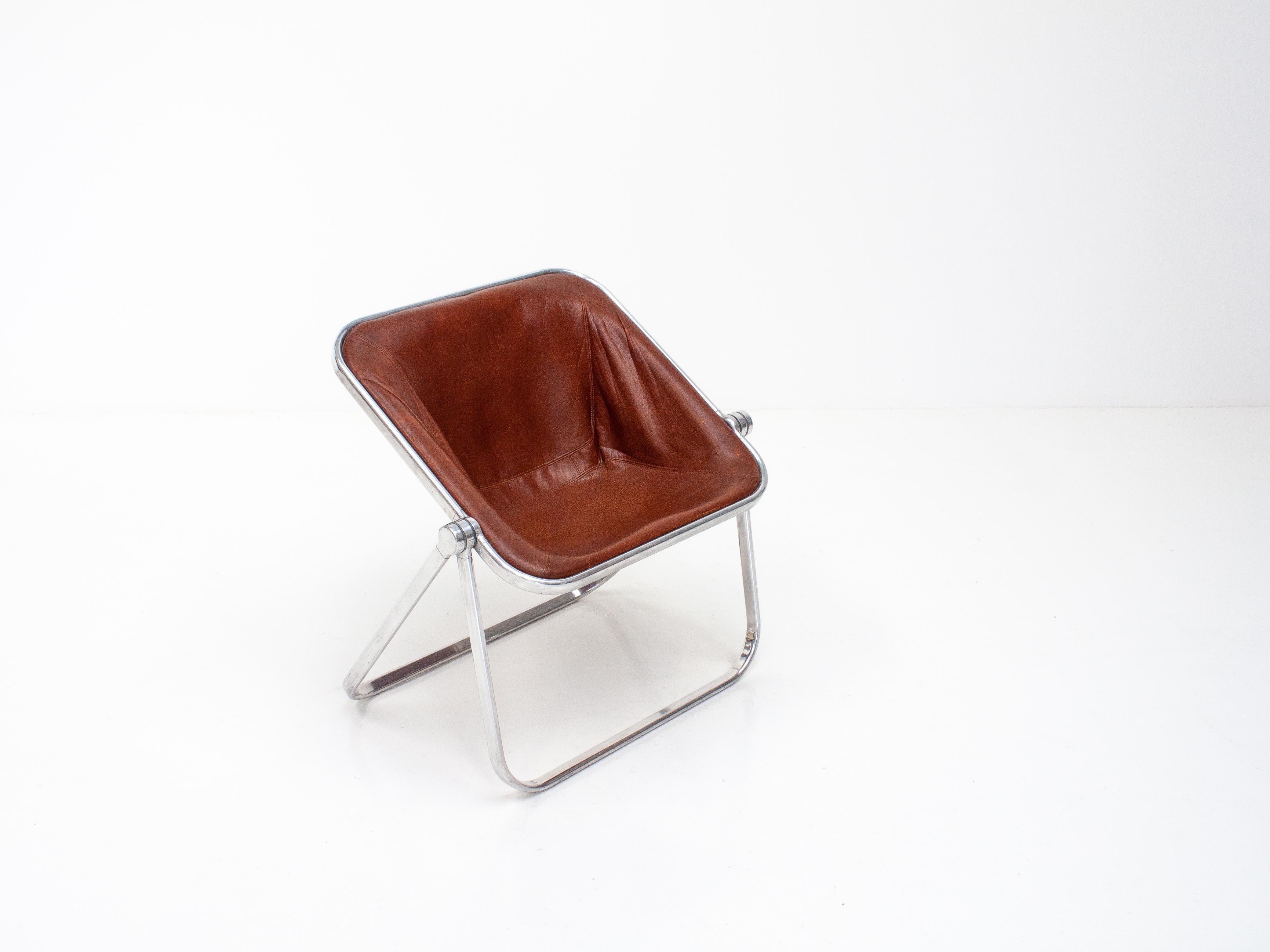 A Plona folding lounge chair designed by Giancarlo Piretti for Castelli in 1969, Italy.

Cognac coloured leather Plona chair with an aluminium folding frame. Labelled 