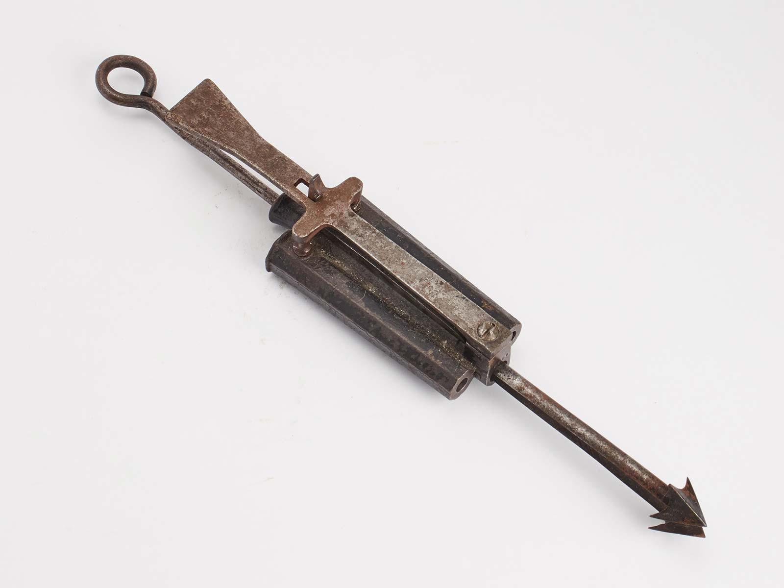 Un piège à braconnier à percussion F. Reuthe Patent : Calibre 30 ; canons octogonaux en fer de 100 mm (4