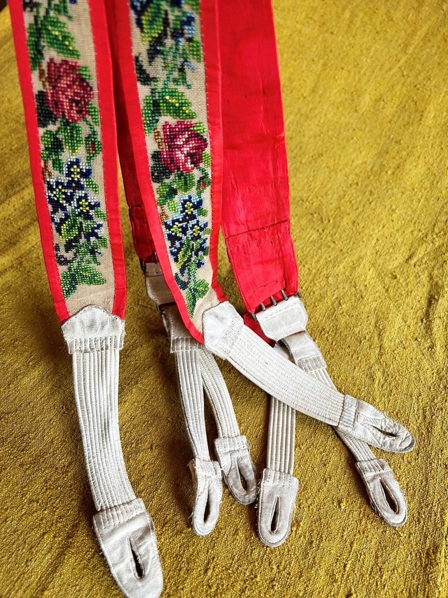 A point stitched pair of braces, taffeta and leather - England Circa 1840/1860 For Sale 7