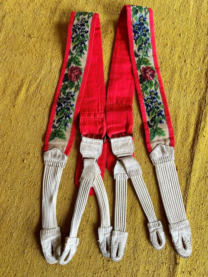 Circa 1840/1860
England

Beautiful pair of men's braces complete with roses embroidered in petit point on cream linen net, dating from the late Louis-Philippe or early Second Empire period. Lining and bias in scarlet Gros de Tour. Chamois leather
