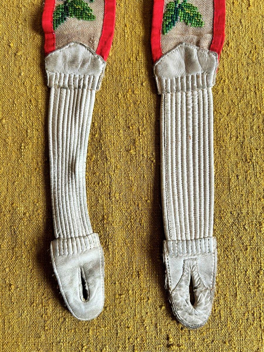 A point stitched pair of braces, taffeta and leather - England Circa 1840/1860 For Sale 2