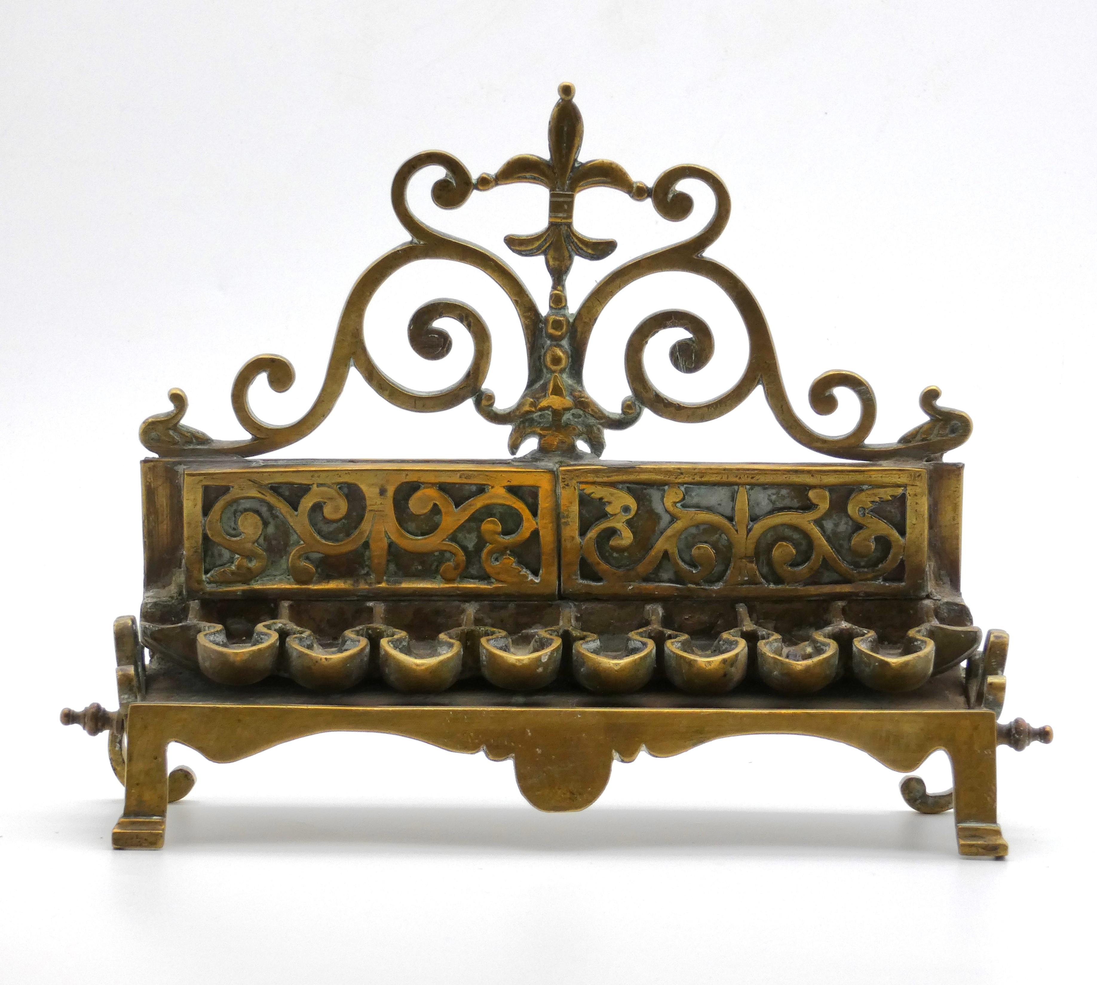 Lampada di Hannukah in ottone polacco Circa, fine del XIX secolo in vendita 4