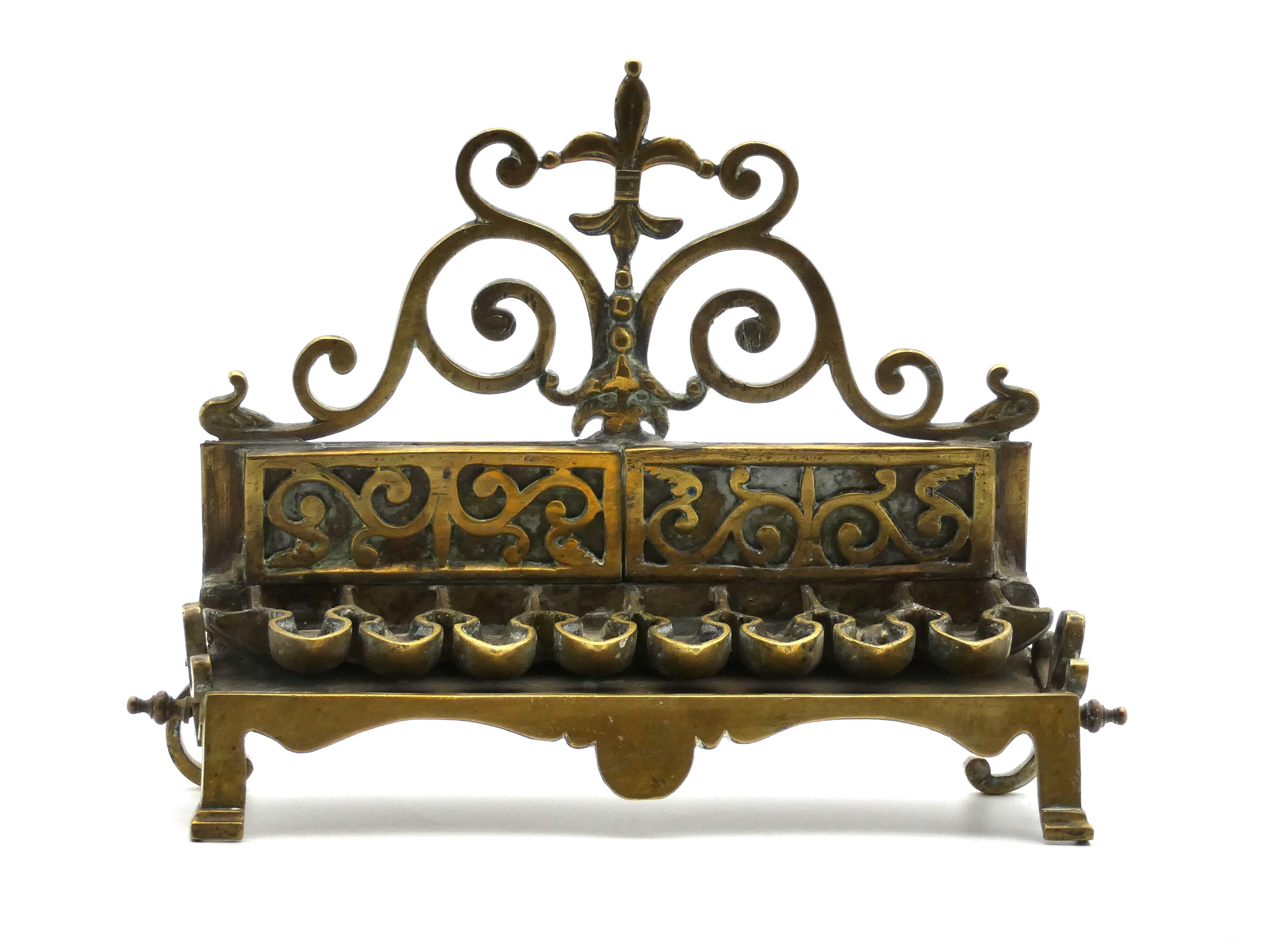 Rococò Lampada di Hannukah in ottone polacco Circa, fine del XIX secolo in vendita