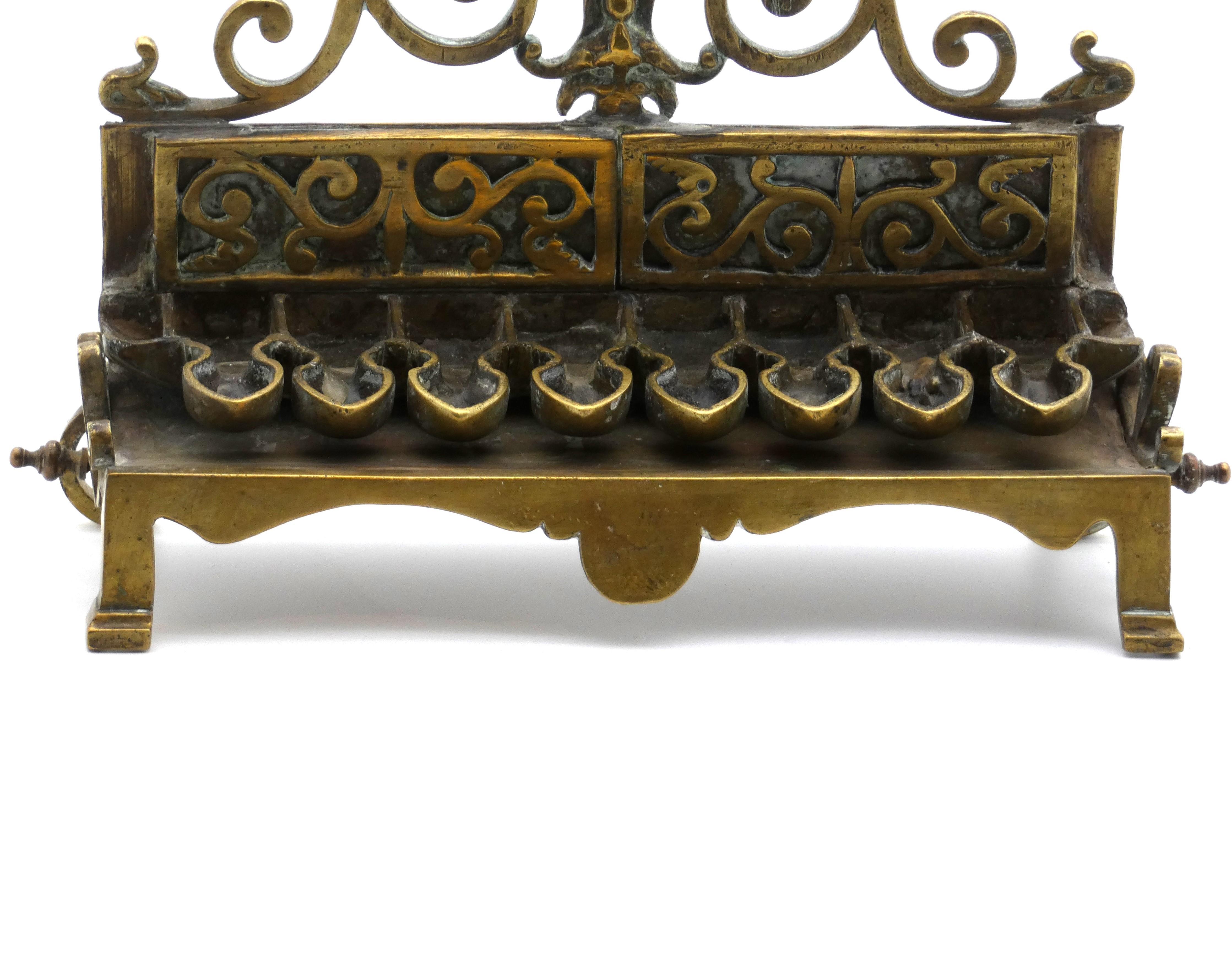Polacco Lampada di Hannukah in ottone polacco Circa, fine del XIX secolo in vendita