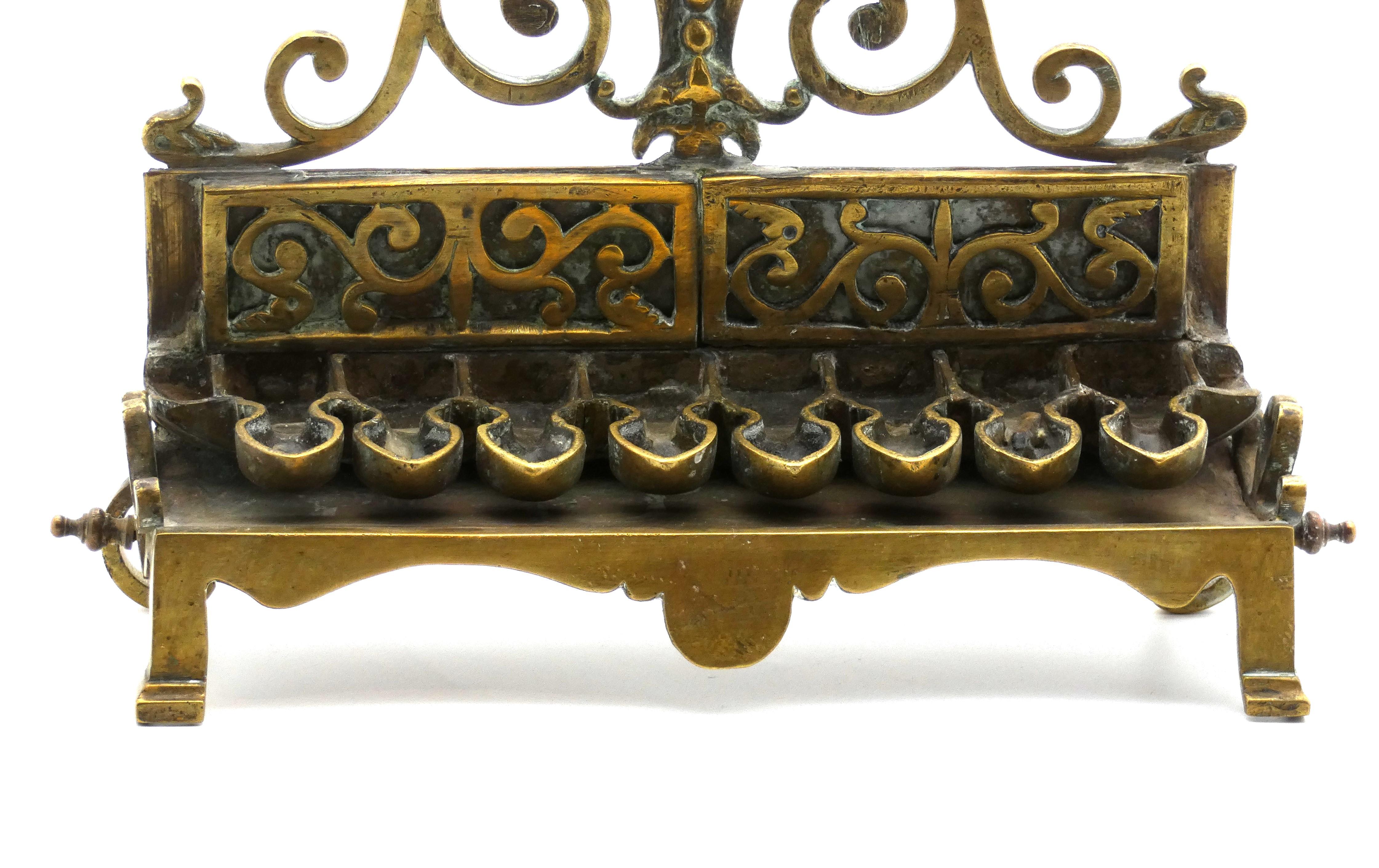 Lampada di Hannukah in ottone polacco Circa, fine del XIX secolo In condizioni buone in vendita a New York, NY