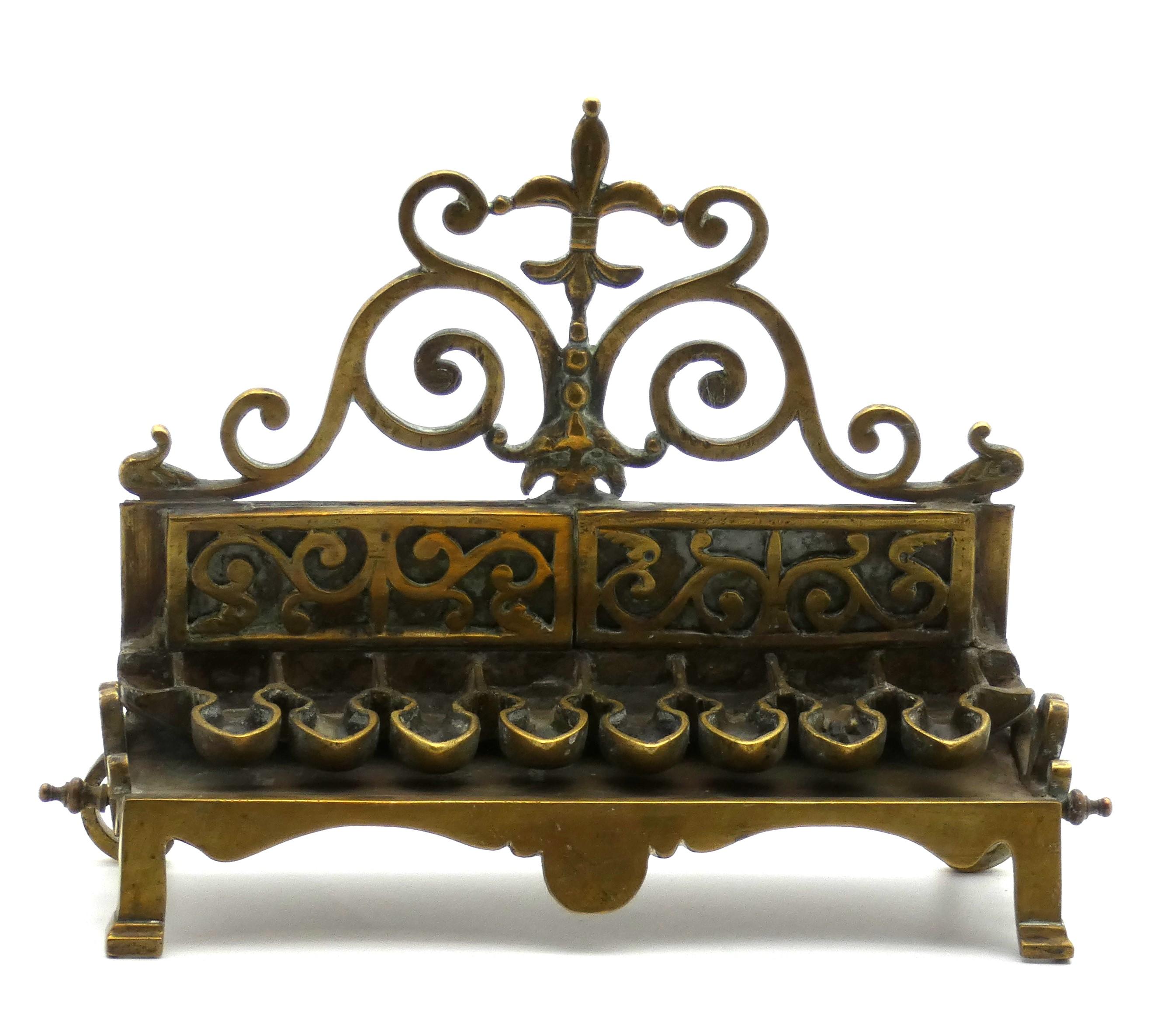 Ottone Lampada di Hannukah in ottone polacco Circa, fine del XIX secolo in vendita