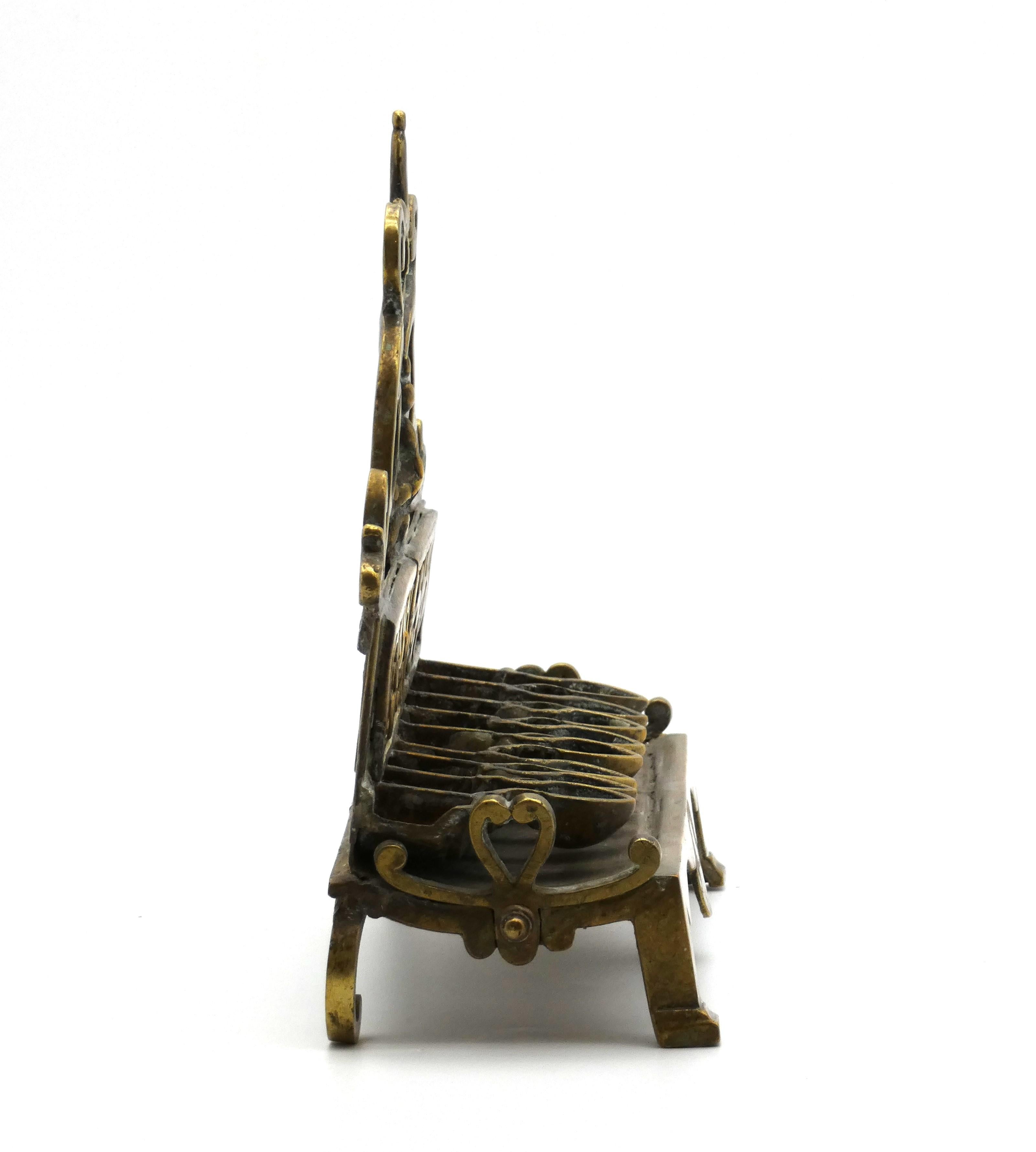 Lampada di Hannukah in ottone polacco Circa, fine del XIX secolo in vendita 1