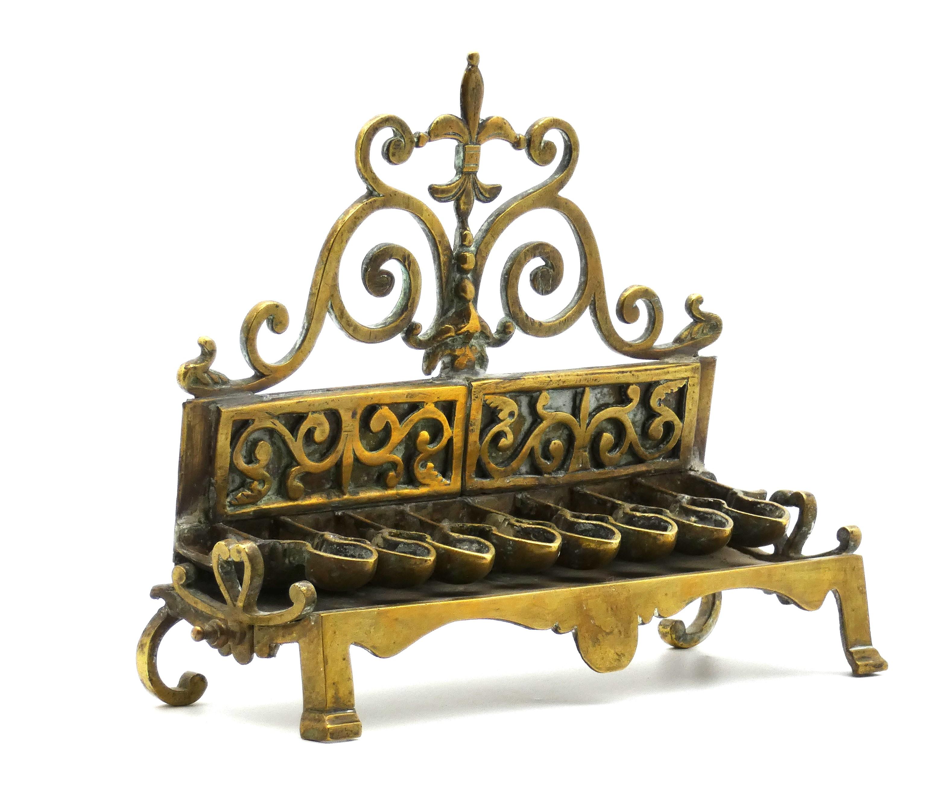 Lampada di Hannukah in ottone polacco Circa, fine del XIX secolo in vendita 2