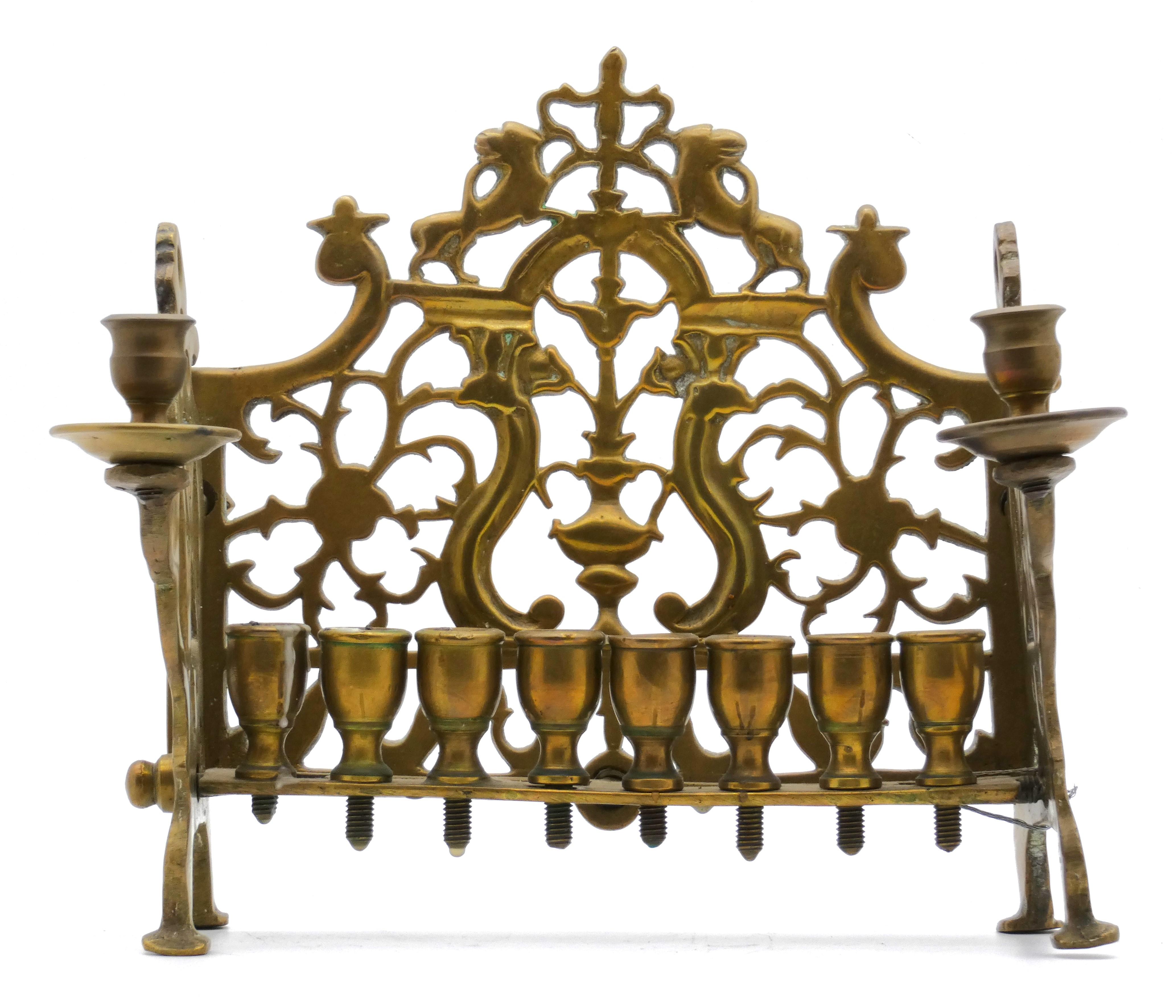 Questa lampada di Hanukkah e portacandele di Shabbat in ottone è stata fusa e proviene dalla Polonia nel XIX secolo.

Il corpo principale della piastra posteriore è traforato con un vaso di fiori affiancato da due motivi floreali e fogliati