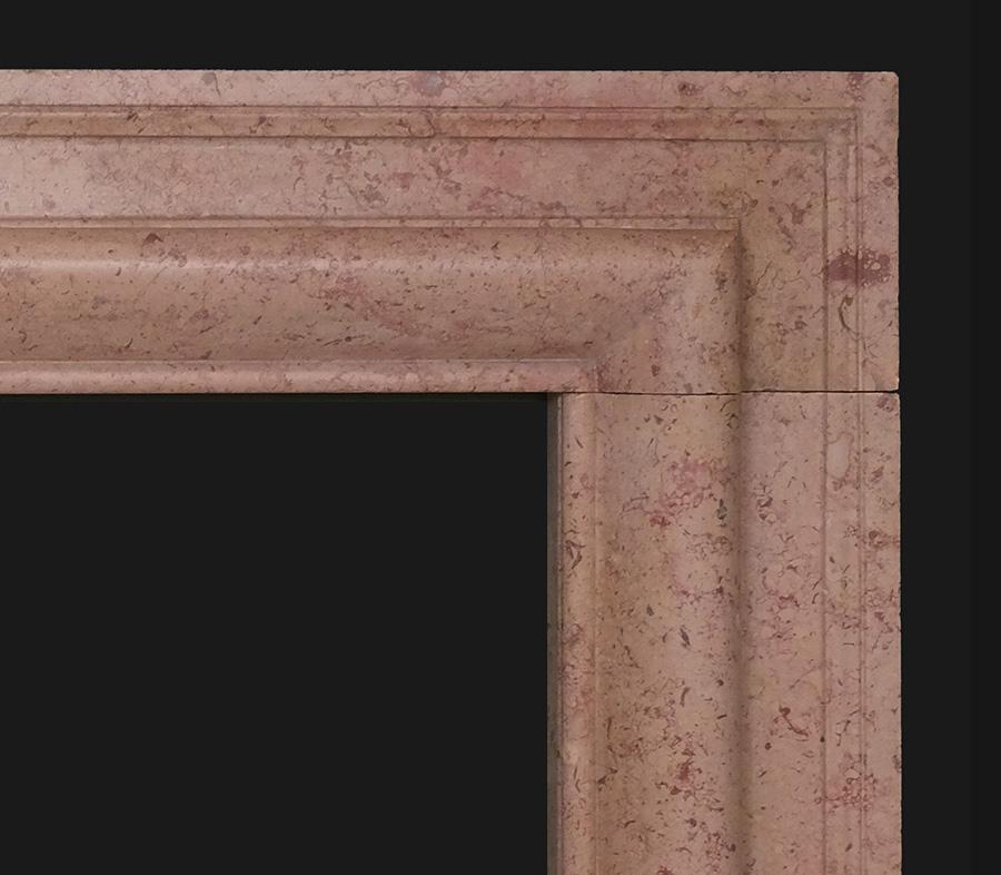 Cornice per camino a bolo in pietra calcarea rosso-vena, con blocchi di zoccolo sagomati. Ripristinato. 
Circa alla fine del XIX secolo. 
Larghezza interna: 34 1/2″  
Altezza interna: 32″
