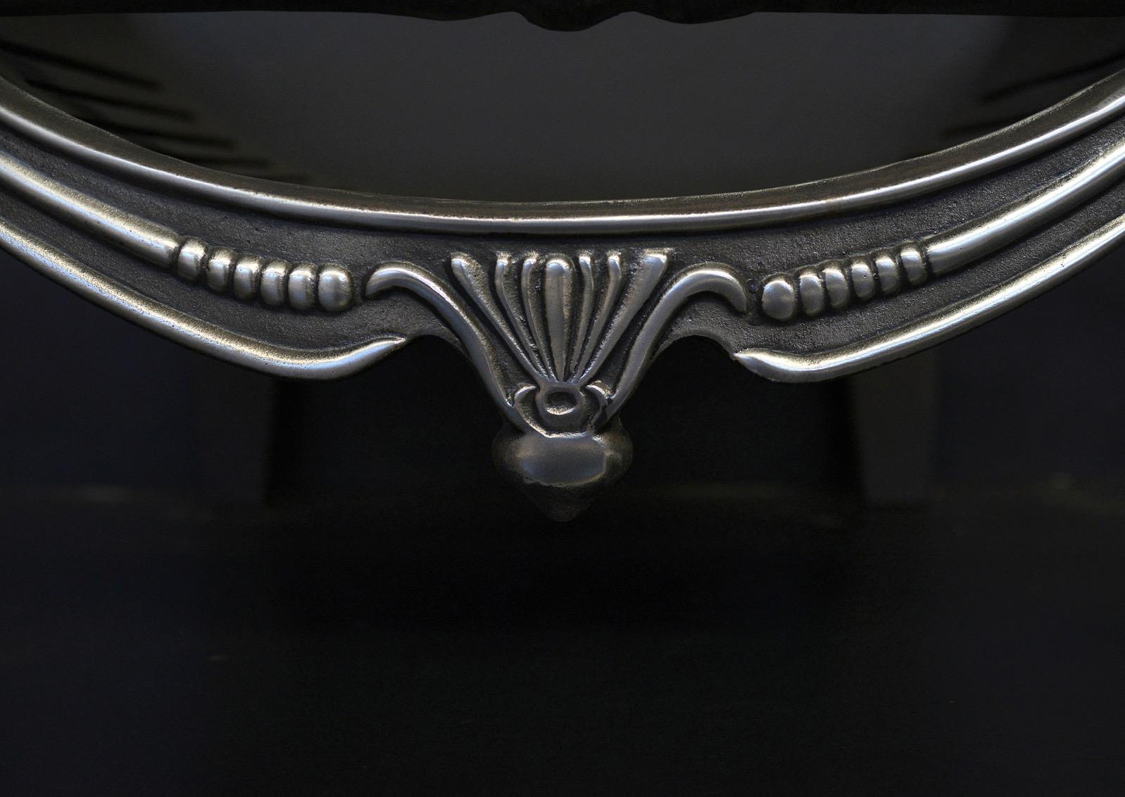 Una griglia da fuoco in ghisa lucida in stile rococò, con piedini decorativi, barre anteriori e retro in ghisa. Inizio del XX secolo.

Larghezza anteriore:	645 mm      	25 ⅜