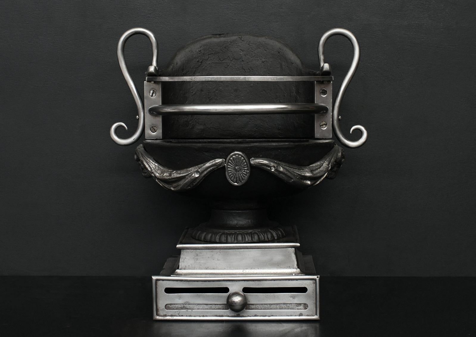 20ième siècle Grille de cheminée en fonte polie de style Regency en vente