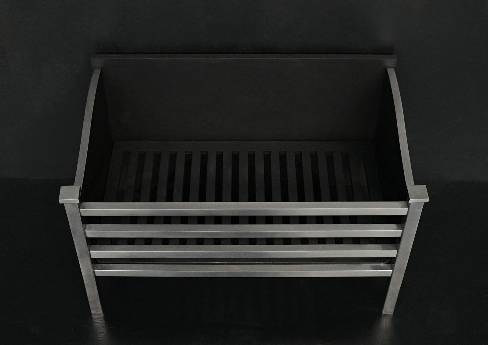 Un firegrate inglese di forma semplice. I montanti quadrati sono sormontati da una copertura liscia, la zona di combustione da barre quadrate, il tutto con finitura lucida. Moderno. N.B. I tempi di consegna possono essere più lunghi; per maggiori
