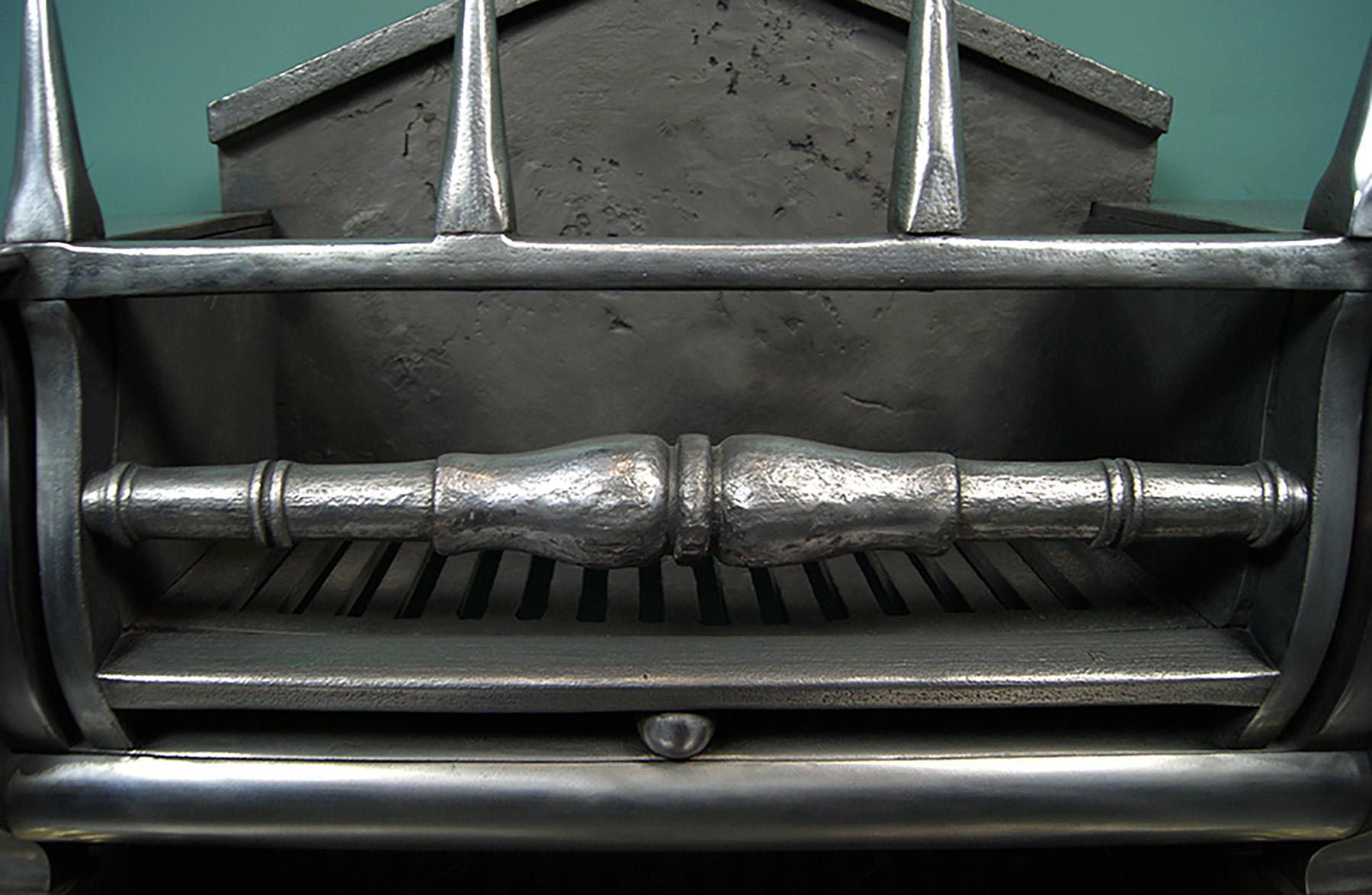 Anglais Une grille de sarcophage Regency en acier poli en vente