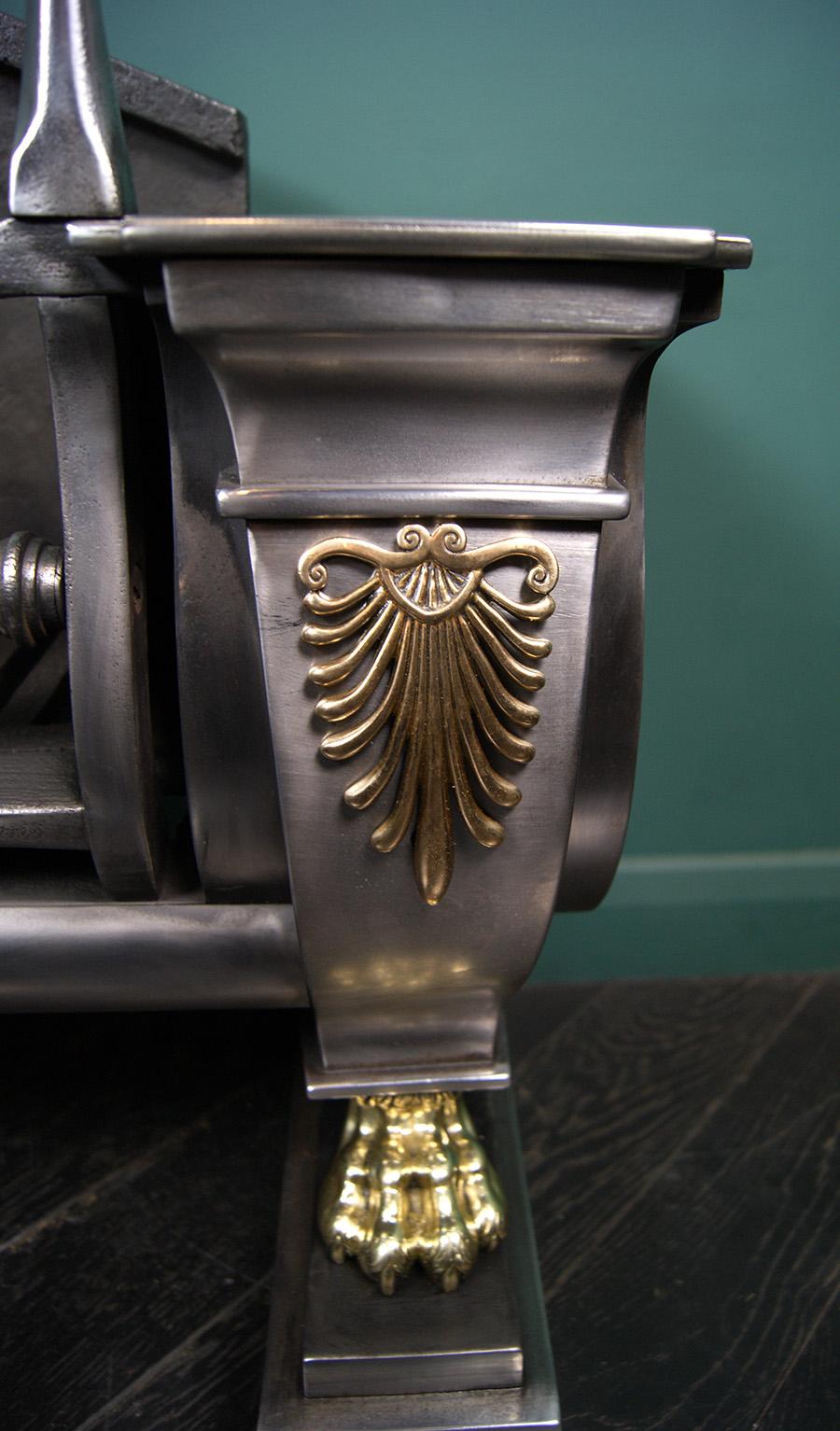 Moulage Une grille de sarcophage Regency en acier poli en vente