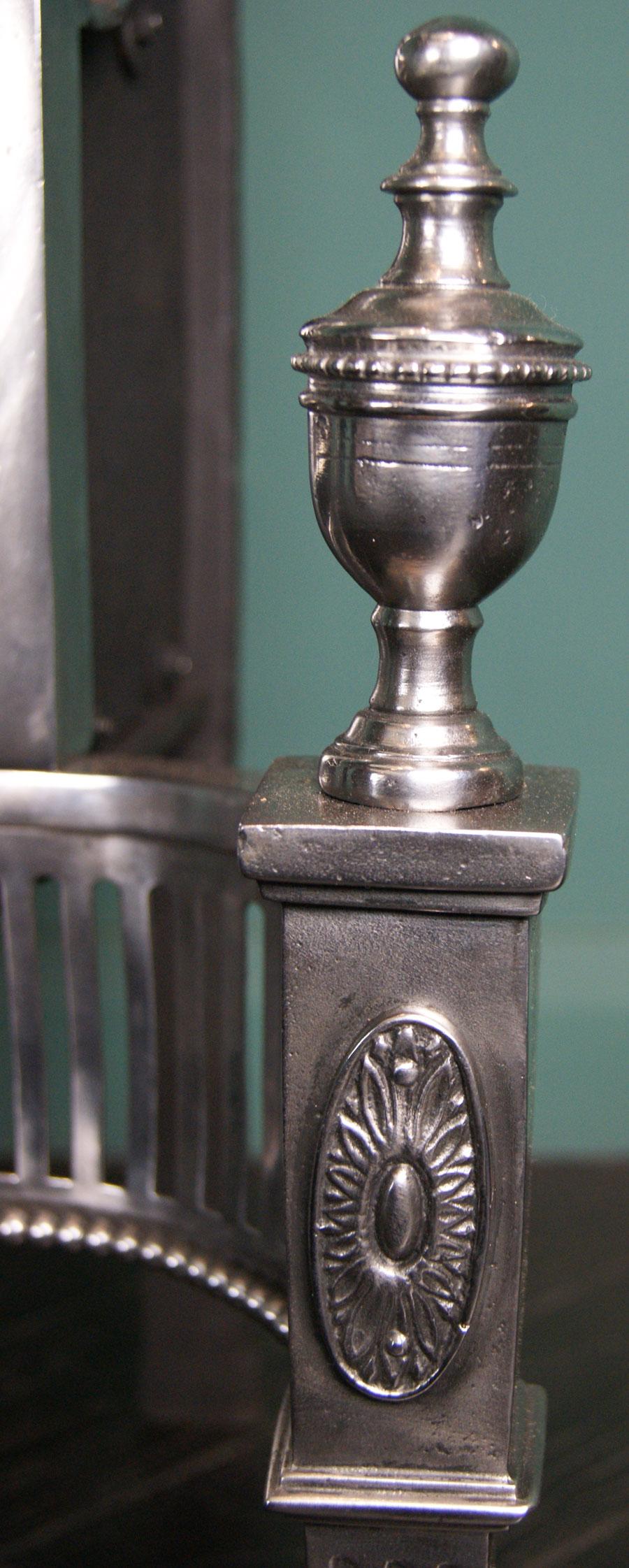 Néoclassique Grille de cheminée serpentine en acier poli du 19ème siècle en vente