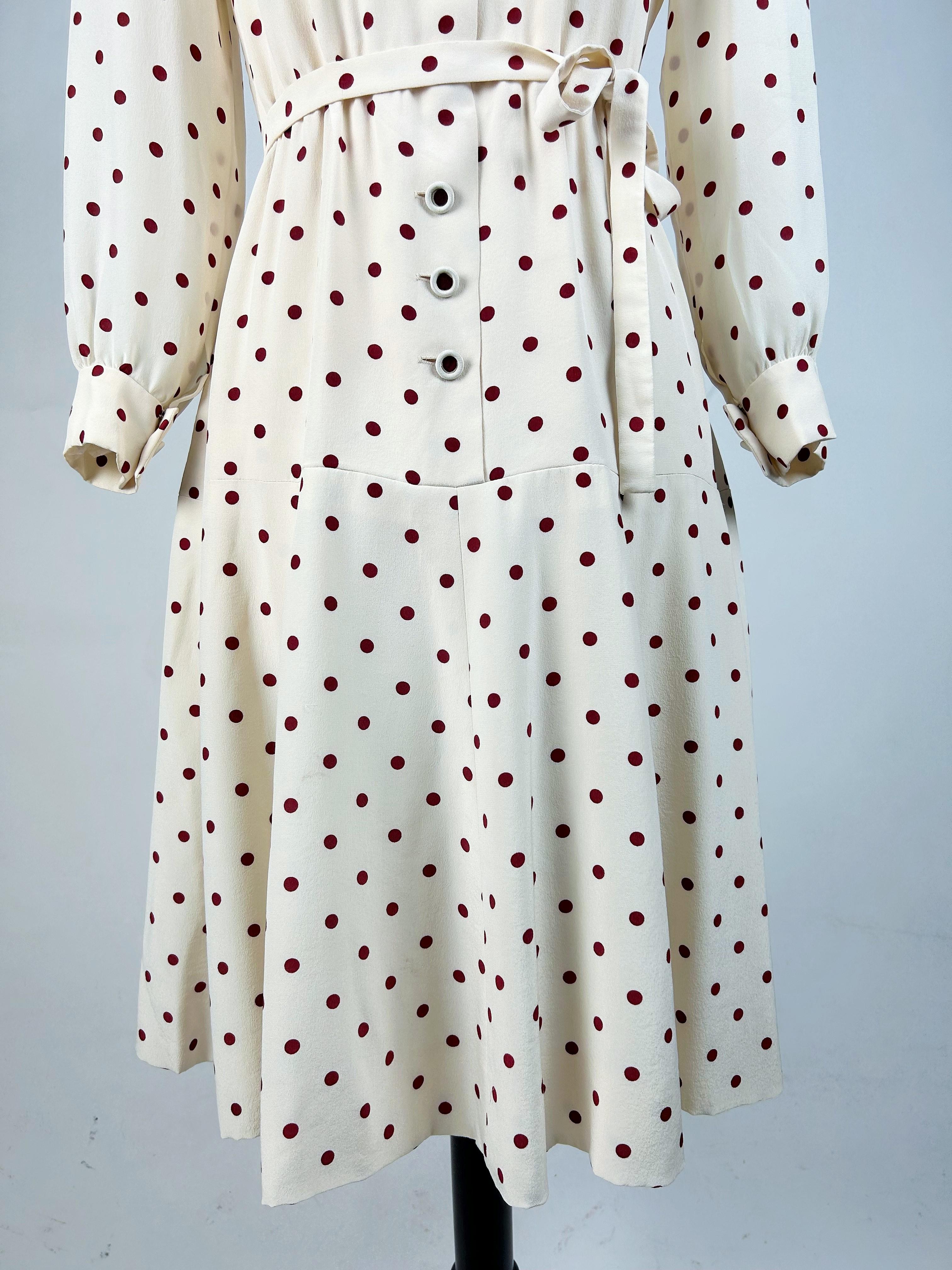 A Polka Dots crepe cocktail dress by Chanel Haute Couture numbered 59644 C. 1975 For Sale 5