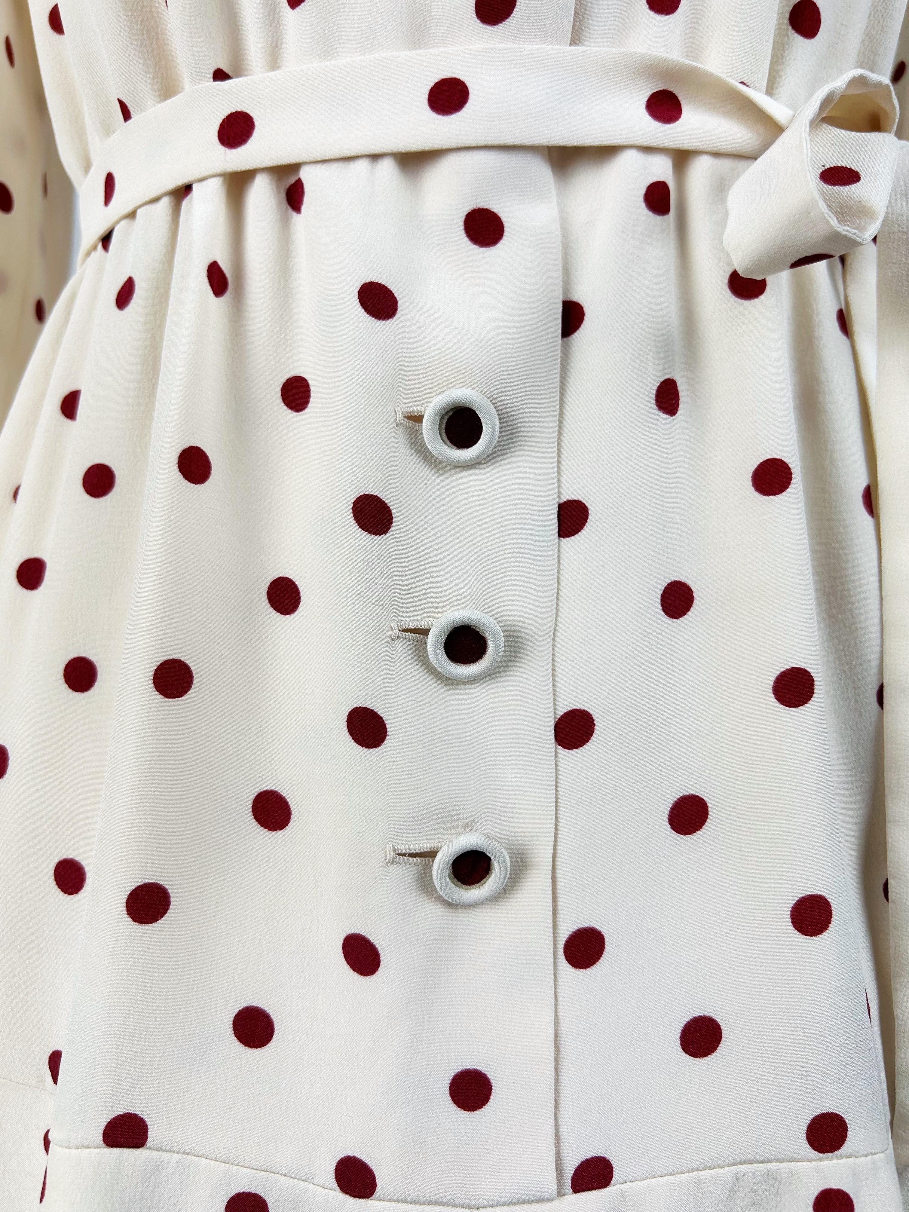 A Polka Dots crepe cocktail dress by Chanel Haute Couture numbered 59644 C. 1975 For Sale 6