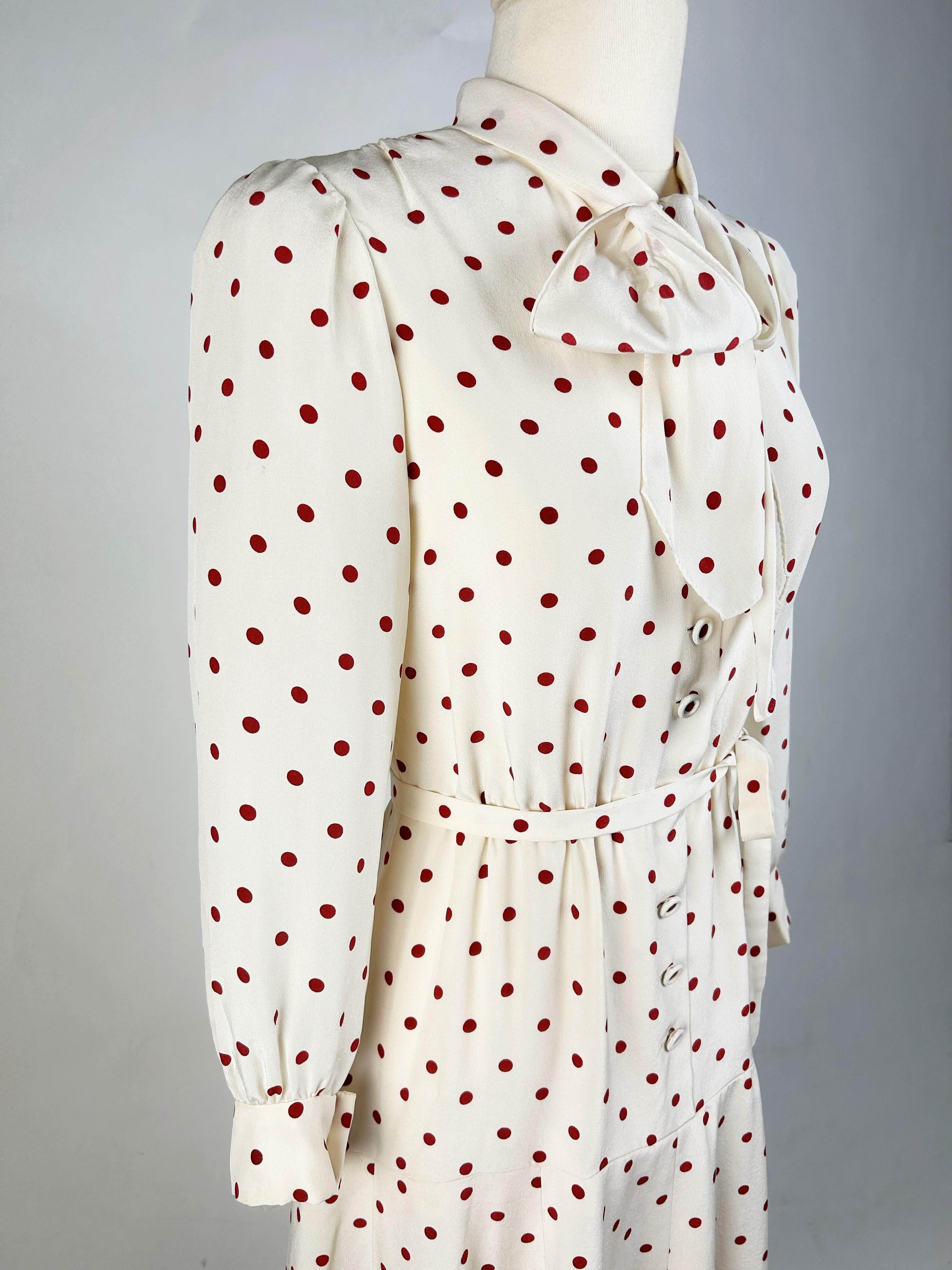A Polka Dots crepe cocktail dress by Chanel Haute Couture numbered 59644 C. 1975 For Sale 7